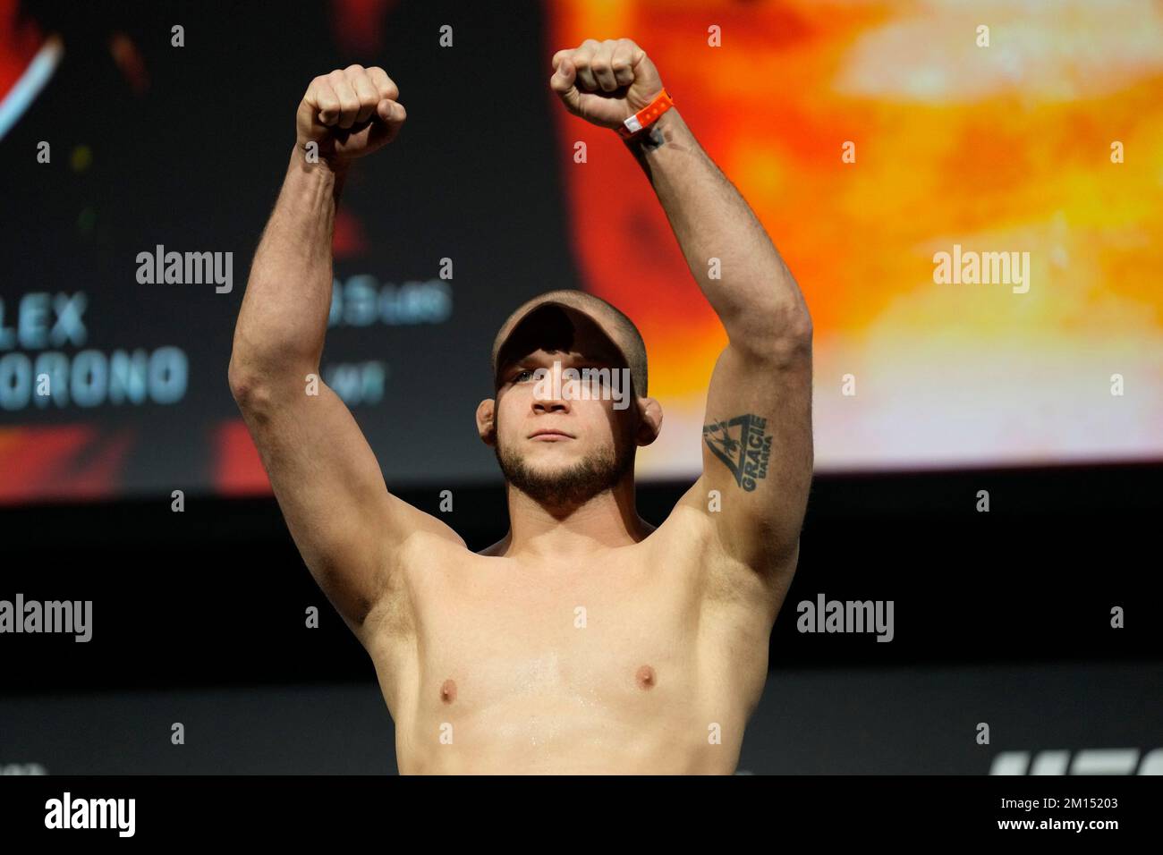 Las Vegas, USA. 09.. Dezember 2022. LAS VEGAS, NV - 9. Dezember: Alex Moreno betritt die Waage für das zeremonielle Wiegen in der MGM Grand Garden Arena für UFC 282 - Blachowicz vs. Ankalaev: Zeremonielle Wiegeversuche am 9. Dezember 2022 in Las Vegas, NV, USA. (Foto: Louis Grasse/PxImages) Kredit: Px Images/Alamy Live News Stockfoto