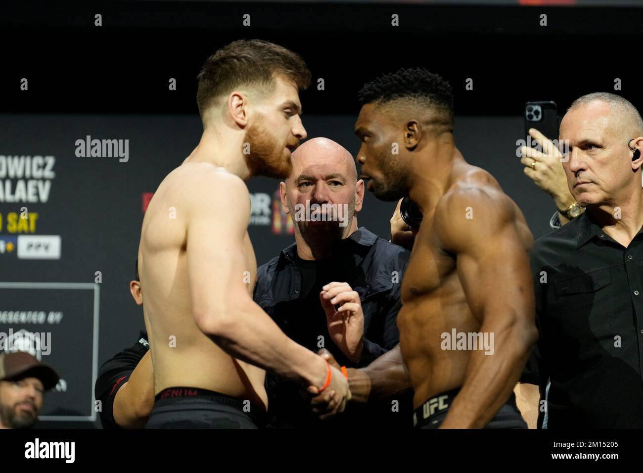 Las Vegas, USA. 09.. Dezember 2022. LAS VEGAS, NV - Dezember 9: Edmen Shahbazyan (L) und Dalcha Lungiambula (R): Angesicht nach den zeremoniellen Wiegeversuchen in der MGM Grand Garden Arena für UFC 282 - Blachowicz vs Ankalaev: Zeremonielle Wiegeversuche am 9. Dezember 2022 in Las Vegas, NV, USA. (Foto: Louis Grasse/PxImages) Kredit: Px Images/Alamy Live News Stockfoto