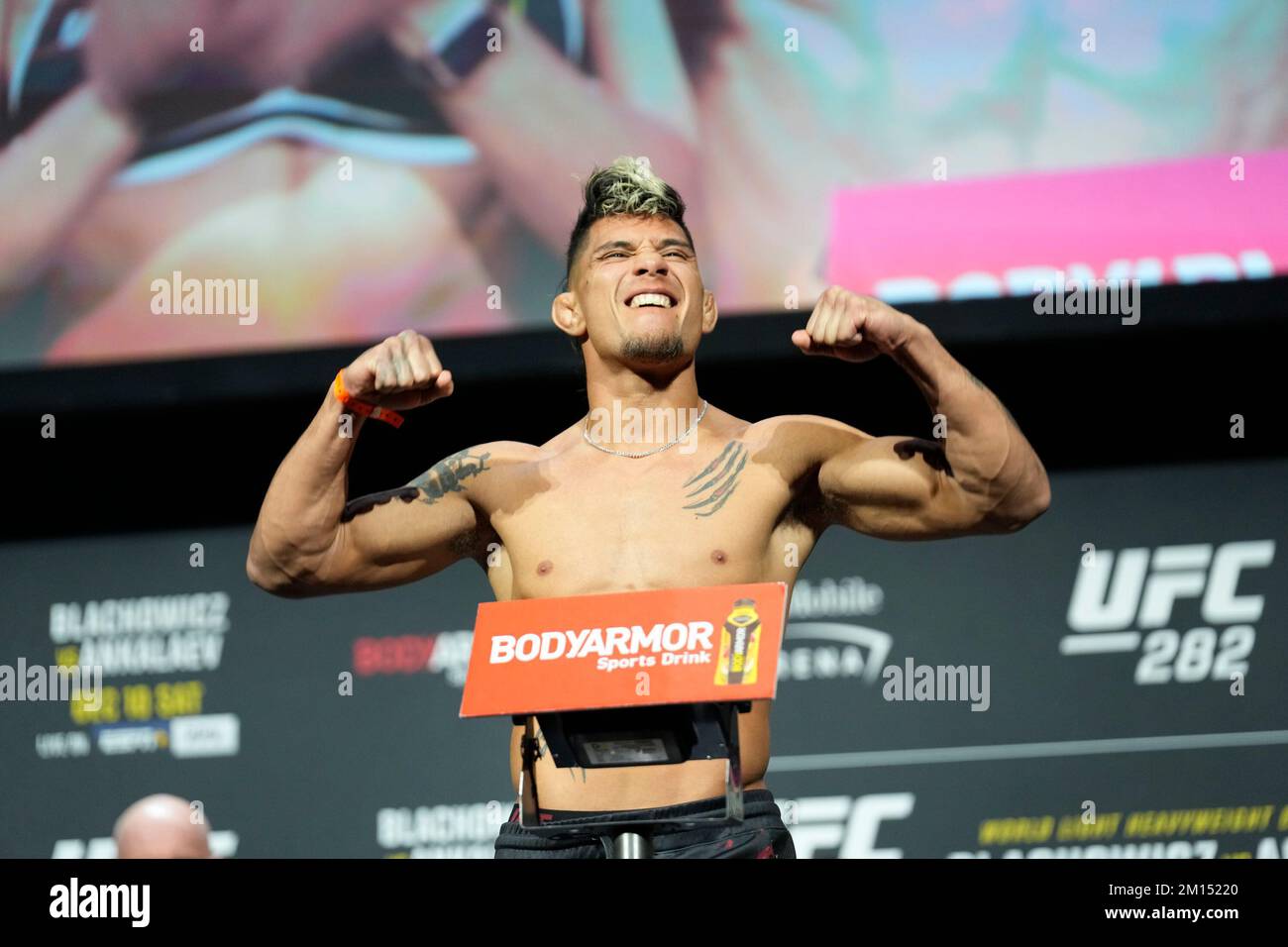 Las Vegas, USA. 09.. Dezember 2022. LAS VEGAS, NV - 9. Dezember: Erik Silva betritt die Waage für das zeremonielle Wiegen in der MGM Grand Garden Arena für UFC 282 - Blachowicz vs. Ankalaev: Zeremonielle Wiegeversuche am 9. Dezember 2022 in Las Vegas, NV, USA. (Foto: Louis Grasse/PxImages) Kredit: Px Images/Alamy Live News Stockfoto