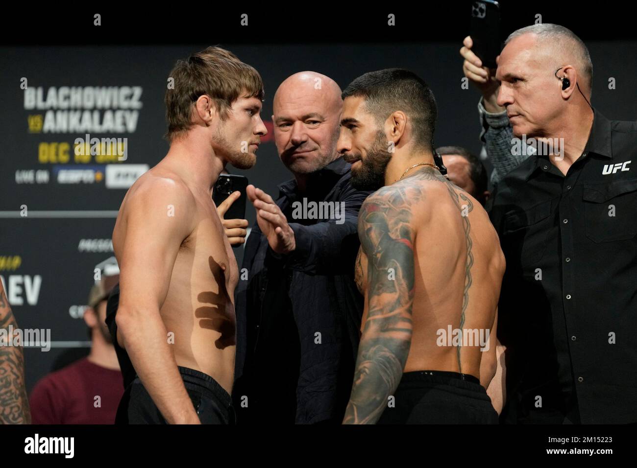 Las Vegas, USA. 09.. Dezember 2022. LAS VEGAS, NV - Dezember 9: Bryce Mitchell (L) und Ilia Topuria (R): Angesicht nach den zeremoniellen Wiegeversuchen in der MGM Grand Garden Arena für UFC 282 - Blachowicz vs Ankalaev: Zeremonielle Wiegeversuche am 9. Dezember 2022 in Las Vegas, NV, USA. (Foto: Louis Grasse/PxImages) Kredit: Px Images/Alamy Live News Stockfoto