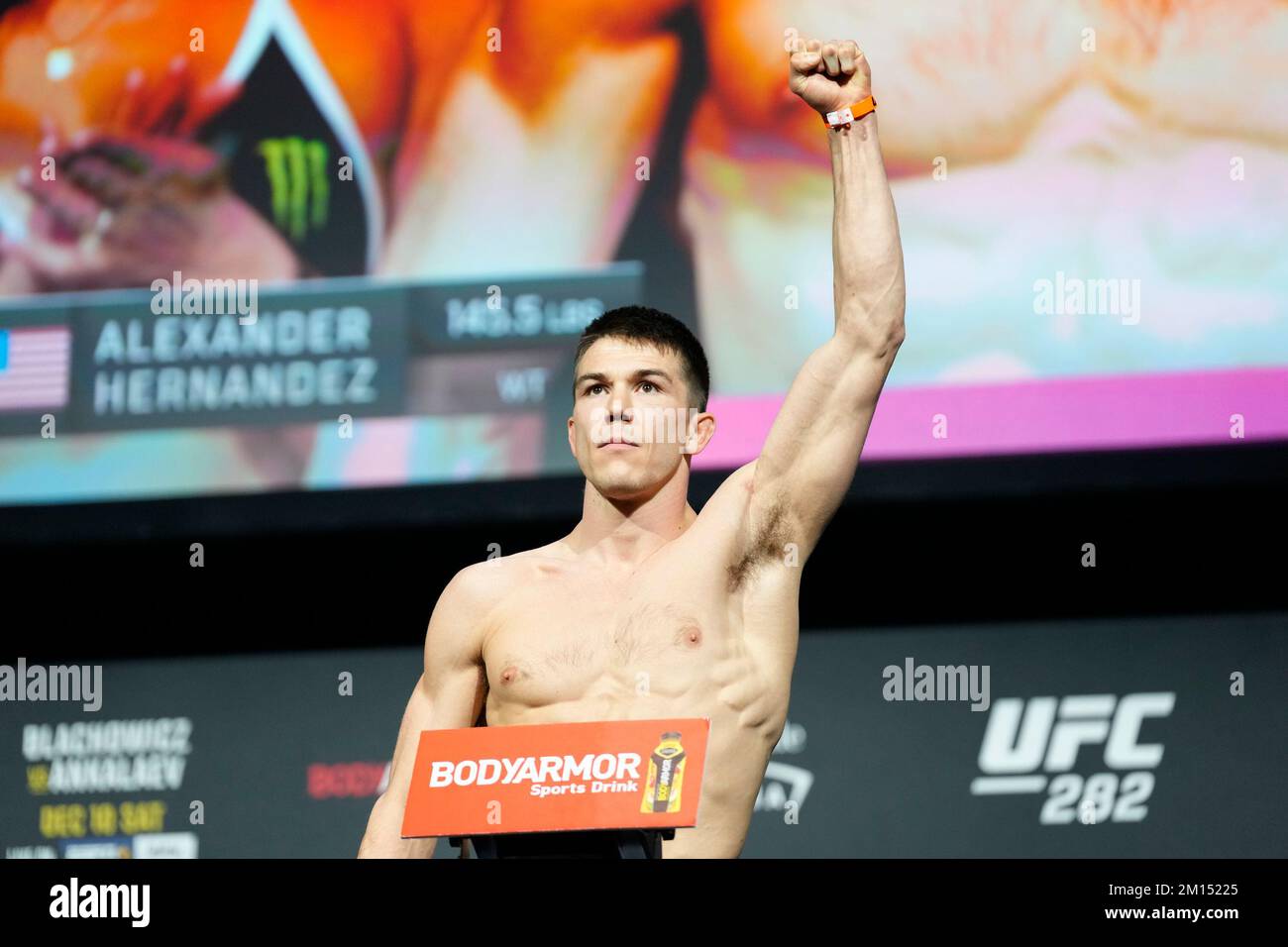 Las Vegas, USA. 09.. Dezember 2022. LAS VEGAS, NV - 9. Dezember: Billy Quarantillo betritt die Waage für das zeremonielle Wiegen in der MGM Grand Garden Arena für UFC 282 - Blachowicz vs. Ankalaev: Zeremonielle Wiegeversuche am 9. Dezember 2022 in Las Vegas, NV, USA. (Foto: Louis Grasse/PxImages) Kredit: Px Images/Alamy Live News Stockfoto