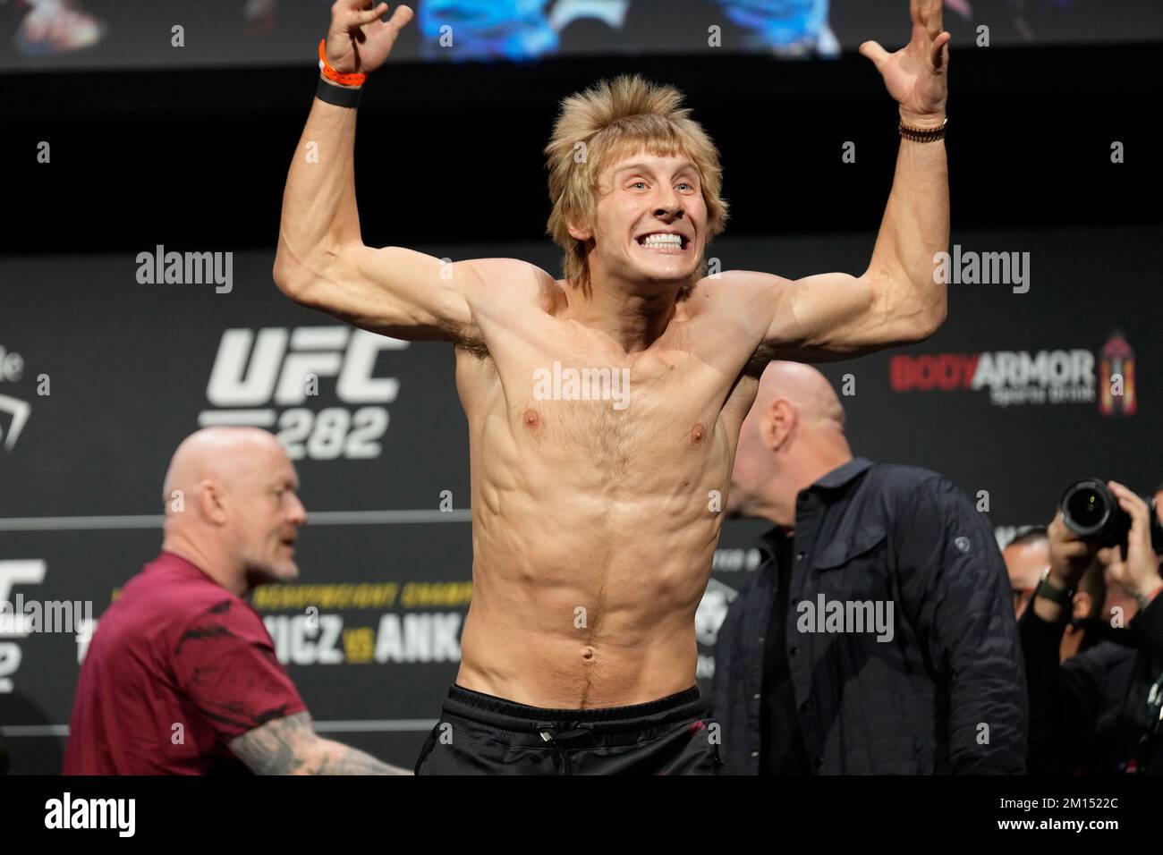 Las Vegas, USA. 09.. Dezember 2022. LAS VEGAS, NV - Dezember 9: Paddy Pimblett setzt sich auf die Waage für das zeremonielle Wiegen in der MGM Grand Garden Arena für UFC 282 - Blachowicz vs Ankalaev : Zeremonielle Wiegen am 9. Dezember 2022 in Las Vegas, NV, USA. (Foto: Louis Grasse/PxImages) Kredit: Px Images/Alamy Live News Stockfoto