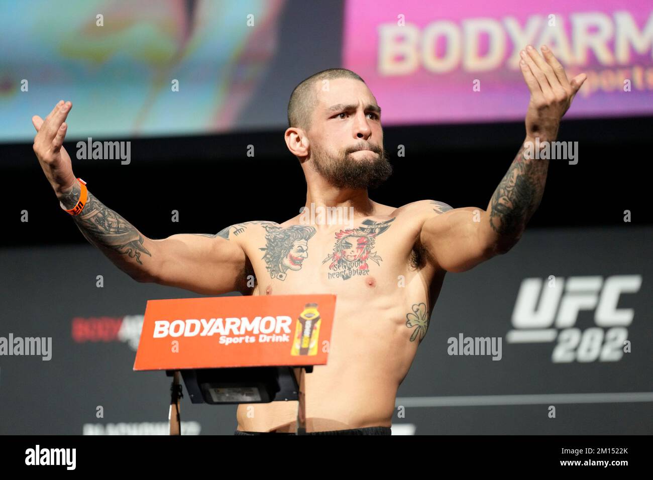 Las Vegas, USA. 09.. Dezember 2022. LAS VEGAS, NV - Dezember 9: Jay Perrin tritt auf die Waage für das zeremonielle Wiegen in der MGM Grand Garden Arena für UFC 282 - Blachowicz vs. Ankalaev : Zeremonielle Wiegeversuche am 9. Dezember 2022 in Las Vegas, NV, USA. (Foto: Louis Grasse/PxImages) Kredit: Px Images/Alamy Live News Stockfoto