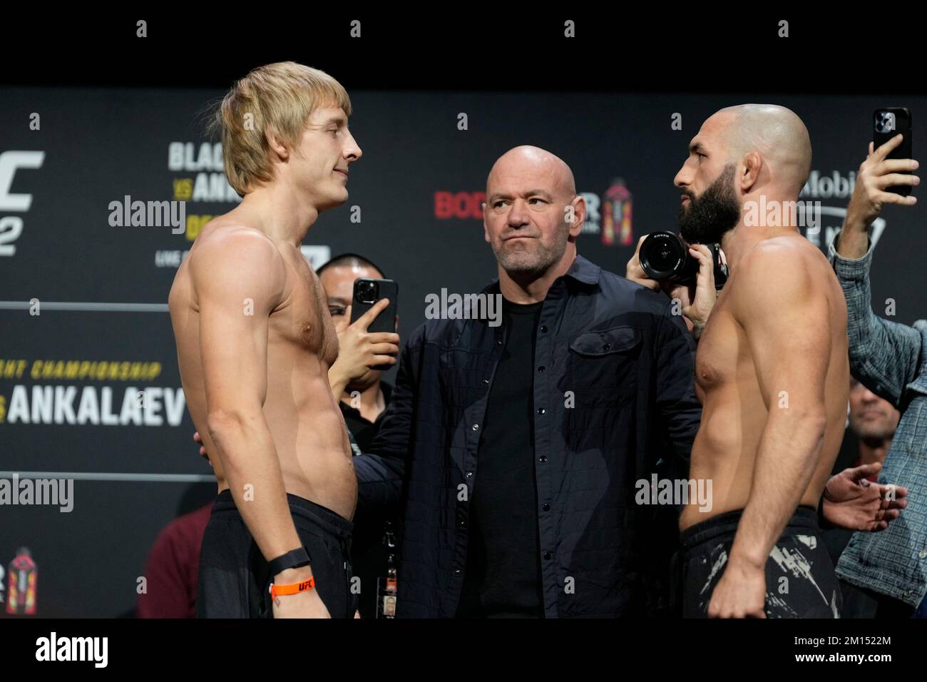 Las Vegas, USA. 09.. Dezember 2022. LAS VEGAS, NV - Dezember 9: Paddy Pimblett (L) und Jared Gordon (R) im Angesicht der zeremoniellen Wiegeversuche in der MGM Grand Garden Arena für UFC 282 - Blachowicz vs Ankalaev : Zeremonielle Wiegeversuche am 9. Dezember 2022 in Las Vegas, NV, USA. (Foto: Louis Grasse/PxImages) Kredit: Px Images/Alamy Live News Stockfoto