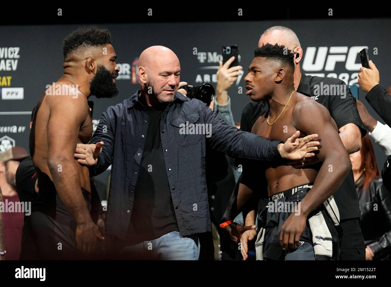 Las Vegas, USA. 09.. Dezember 2022. LAS VEGAS, NV - Dezember 9: Chris Curtis (L) und Joaquin Buckley (R): Angesicht nach den zeremoniellen Wiegeversuchen in der MGM Grand Garden Arena für UFC 282 - Blachowicz gegen Ankalaev: Zeremonielle Wiegeversuche am 9. Dezember 2022 in Las Vegas, NV, USA. (Foto: Louis Grasse/PxImages) Kredit: Px Images/Alamy Live News Stockfoto