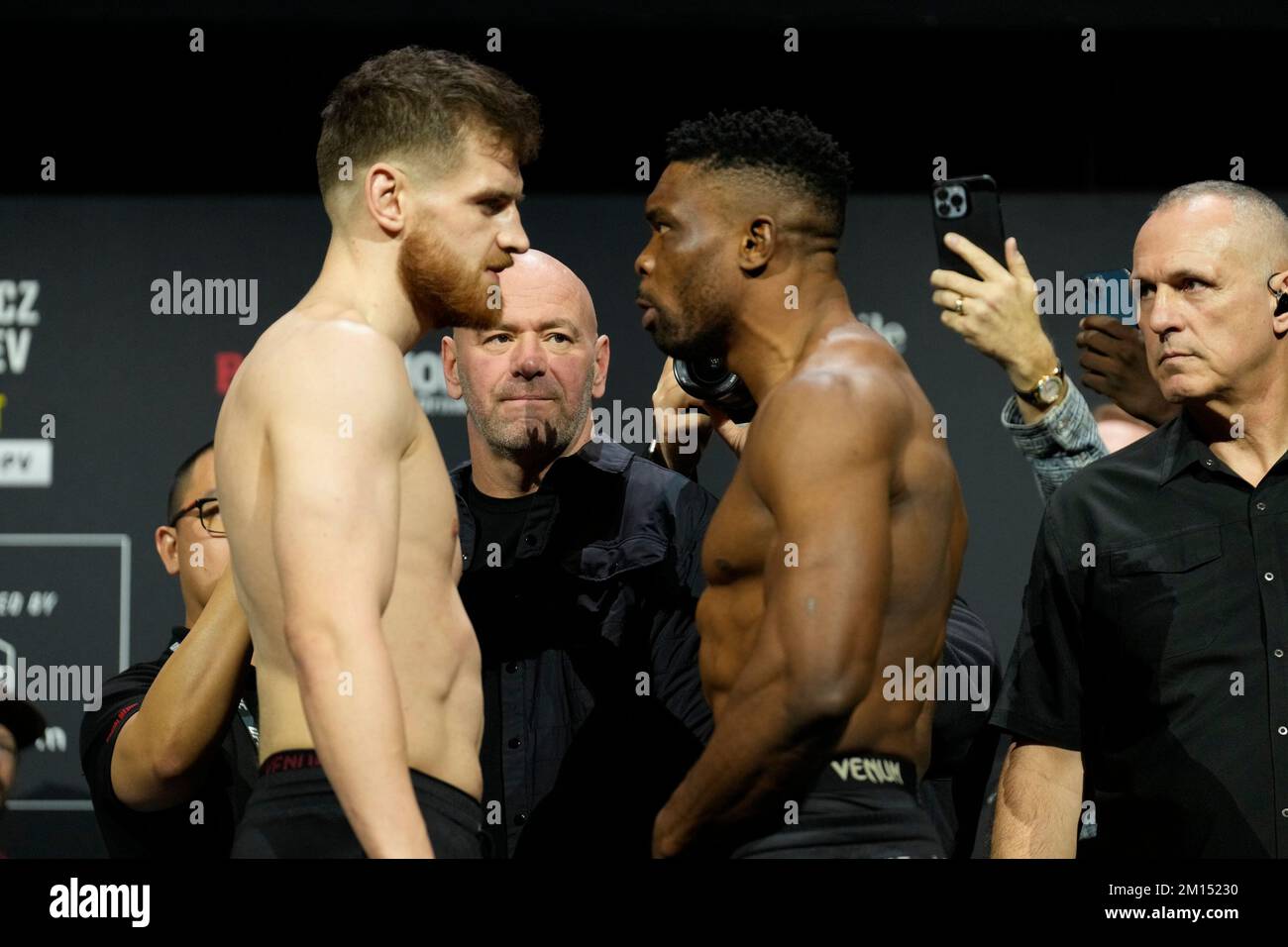 Las Vegas, USA. 09.. Dezember 2022. LAS VEGAS, NV - Dezember 9: Edmen Shahbazyan (L) und Dalcha Lungiambula (R): Angesicht nach den zeremoniellen Wiegeversuchen in der MGM Grand Garden Arena für UFC 282 - Blachowicz vs Ankalaev: Zeremonielle Wiegeversuche am 9. Dezember 2022 in Las Vegas, NV, USA. (Foto: Louis Grasse/PxImages) Kredit: Px Images/Alamy Live News Stockfoto