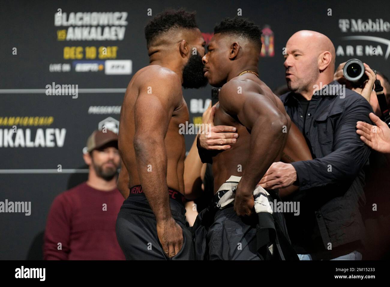 Las Vegas, USA. 09.. Dezember 2022. LAS VEGAS, NV - Dezember 9: Chris Curtis (L) und Joaquin Buckley (R): Angesicht nach den zeremoniellen Wiegeversuchen in der MGM Grand Garden Arena für UFC 282 - Blachowicz gegen Ankalaev: Zeremonielle Wiegeversuche am 9. Dezember 2022 in Las Vegas, NV, USA. (Foto: Louis Grasse/PxImages) Kredit: Px Images/Alamy Live News Stockfoto