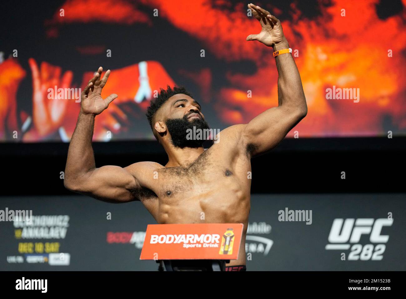 Las Vegas, USA. 09.. Dezember 2022. LAS VEGAS, NV - Dezember 9: Chris Curtis tritt auf die Waage für das zeremonielle Wiegen in der MGM Grand Garden Arena für UFC 282 - Blachowicz vs Ankalaev : Zeremonielle Wiegeversuche am 9. Dezember 2022 in Las Vegas, NV, USA. (Foto: Louis Grasse/PxImages) Kredit: Px Images/Alamy Live News Stockfoto