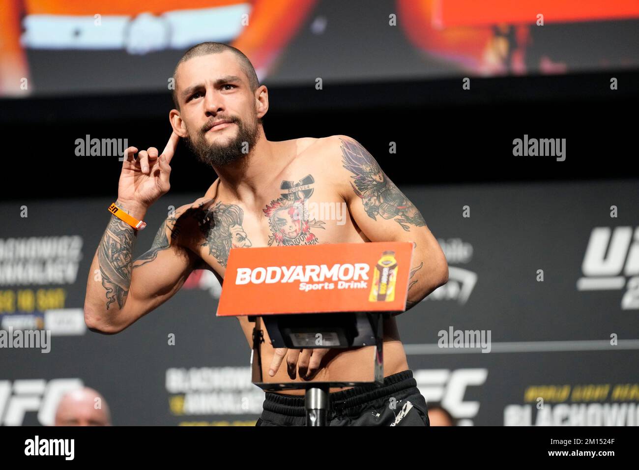 Las Vegas, USA. 09.. Dezember 2022. LAS VEGAS, NV - Dezember 9: Jay Perrin tritt auf die Waage für das zeremonielle Wiegen in der MGM Grand Garden Arena für UFC 282 - Blachowicz vs. Ankalaev : Zeremonielle Wiegeversuche am 9. Dezember 2022 in Las Vegas, NV, USA. (Foto: Louis Grasse/PxImages) Kredit: Px Images/Alamy Live News Stockfoto