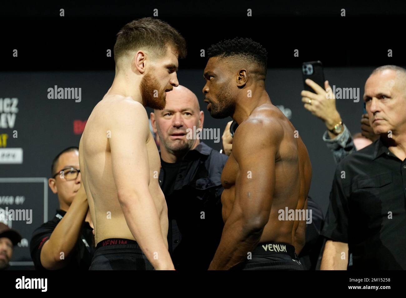 Las Vegas, USA. 09.. Dezember 2022. LAS VEGAS, NV - Dezember 9: Edmen Shahbazyan (L) und Dalcha Lungiambula (R): Angesicht nach den zeremoniellen Wiegeversuchen in der MGM Grand Garden Arena für UFC 282 - Blachowicz vs Ankalaev: Zeremonielle Wiegeversuche am 9. Dezember 2022 in Las Vegas, NV, USA. (Foto: Louis Grasse/PxImages) Kredit: Px Images/Alamy Live News Stockfoto