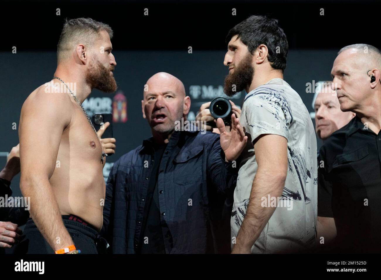 Las Vegas, USA. 09.. Dezember 2022. LAS VEGAS, NV - Dezember 9: Jan Blachowicz (L) und Magomed Ankalaev (R): Angesicht nach den zeremoniellen Wiegeversuchen in der MGM Grand Garden Arena für UFC 282 - Blachowicz vs Ankalaev: Zeremonielle Wiegeversuche am 9. Dezember 2022 in Las Vegas, NV, USA. (Foto: Louis Grasse/PxImages) Kredit: Px Images/Alamy Live News Stockfoto