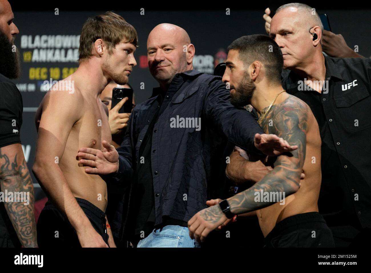 Las Vegas, USA. 09.. Dezember 2022. LAS VEGAS, NV - Dezember 9: Bryce Mitchell (L) und Ilia Topuria (R): Angesicht nach den zeremoniellen Wiegeversuchen in der MGM Grand Garden Arena für UFC 282 - Blachowicz vs Ankalaev: Zeremonielle Wiegeversuche am 9. Dezember 2022 in Las Vegas, NV, USA. (Foto: Louis Grasse/PxImages) Kredit: Px Images/Alamy Live News Stockfoto