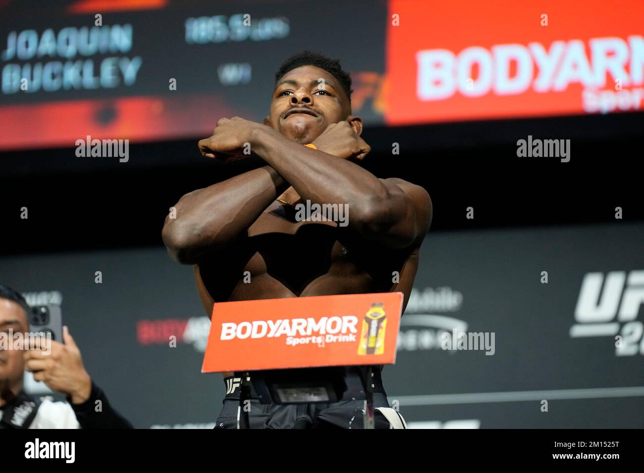 Las Vegas, USA. 09.. Dezember 2022. LAS VEGAS, NV - 9. Dezember: Joaquin Buckley betritt die Waage für das zeremonielle Wiegen in der MGM Grand Garden Arena für UFC 282 - Blachowicz vs. Ankalaev: Zeremonielle Wiegeversuche am 9. Dezember 2022 in Las Vegas, NV, USA. (Foto: Louis Grasse/PxImages) Kredit: Px Images/Alamy Live News Stockfoto