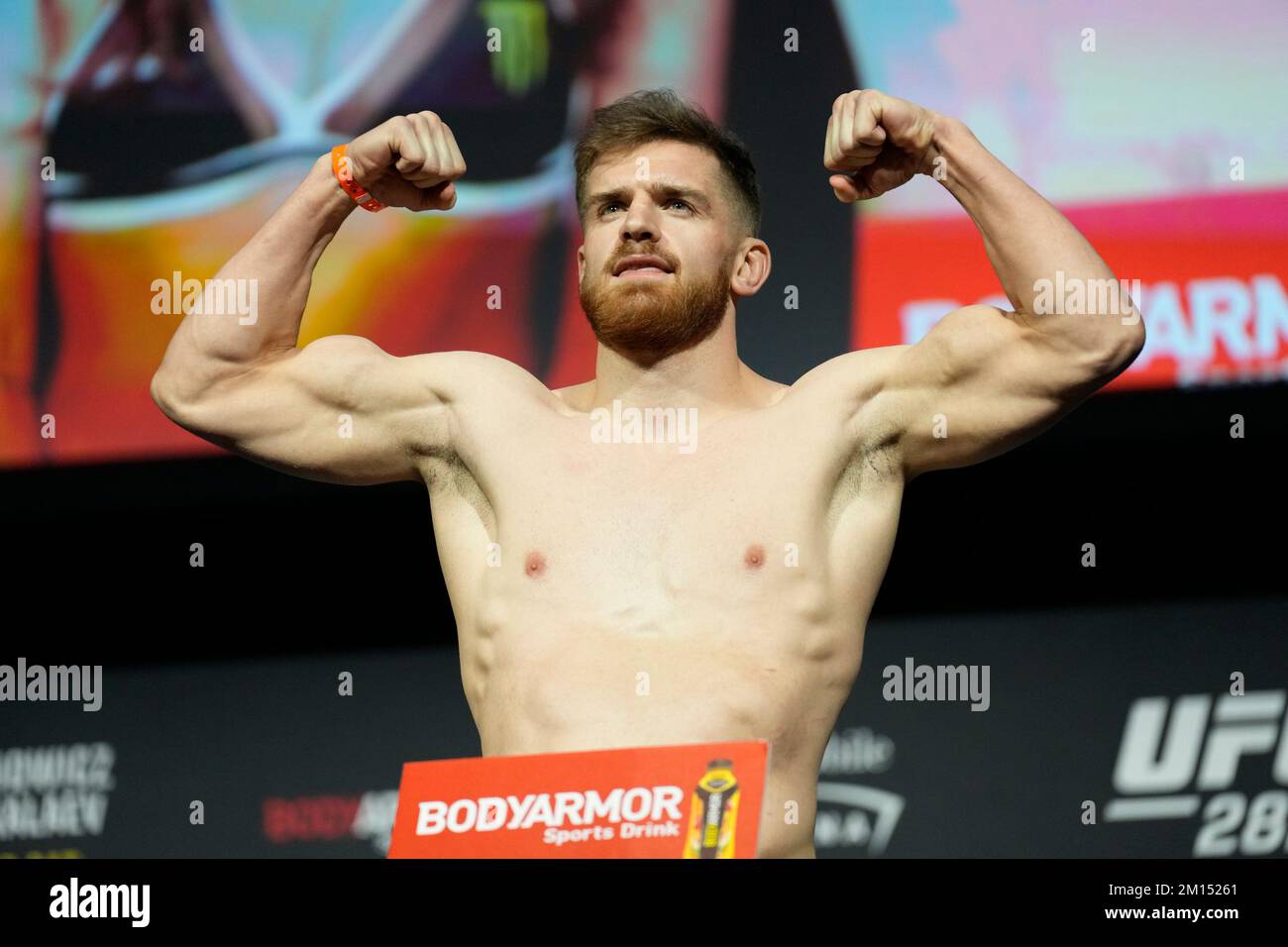 Las Vegas, USA. 09.. Dezember 2022. LAS VEGAS, NV - Dezember 9: Edmen Shaybazyan tritt auf die Waage für das zeremonielle Wiegen in der MGM Grand Garden Arena für UFC 282 - Blachowicz vs Ankalaev : Zeremonielle Wiegeversuche am 9. Dezember 2022 in Las Vegas, NV, USA. (Foto: Louis Grasse/PxImages) Kredit: Px Images/Alamy Live News Stockfoto