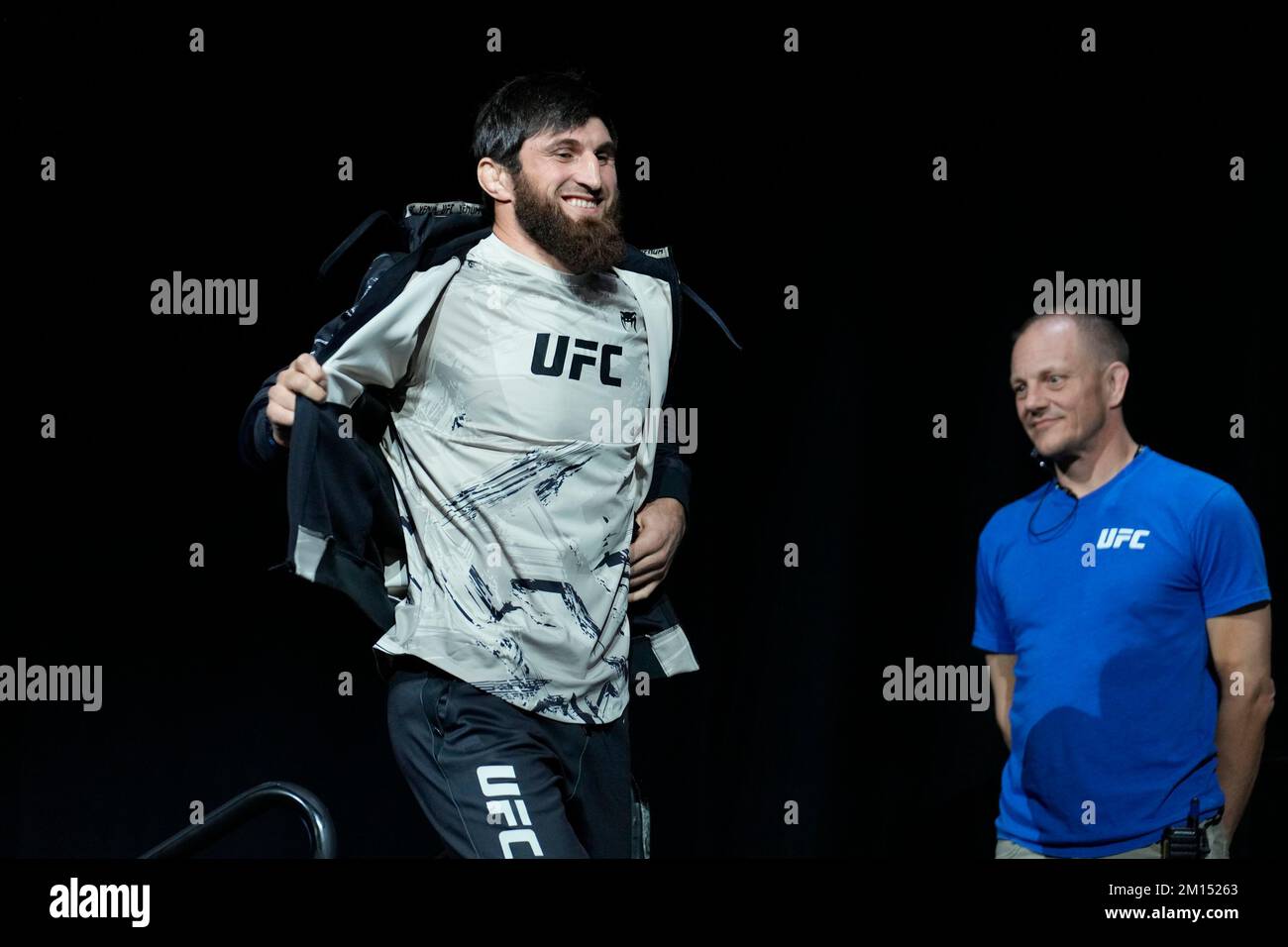 Las Vegas, USA. 09.. Dezember 2022. LAS VEGAS, NV - Dezember 9: Magomed Ankalaev tritt auf die Waage für das zeremonielle Wiegen in der MGM Grand Garden Arena für UFC 282 - Blachowicz vs Ankalaev : Zeremonielle Wiegeversuche am 9. Dezember 2022 in Las Vegas, NV, USA. (Foto: Louis Grasse/PxImages) Kredit: Px Images/Alamy Live News Stockfoto