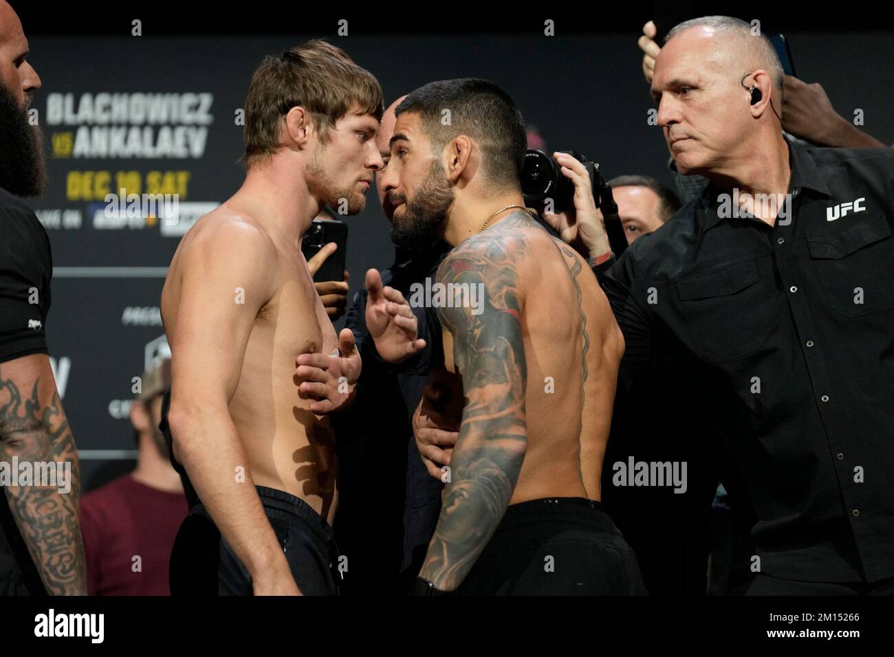 Las Vegas, USA. 09.. Dezember 2022. LAS VEGAS, NV - Dezember 9: Bryce Mitchell (L) und Ilia Topuria (R): Angesicht nach den zeremoniellen Wiegeversuchen in der MGM Grand Garden Arena für UFC 282 - Blachowicz vs Ankalaev: Zeremonielle Wiegeversuche am 9. Dezember 2022 in Las Vegas, NV, USA. (Foto: Louis Grasse/PxImages) Kredit: Px Images/Alamy Live News Stockfoto