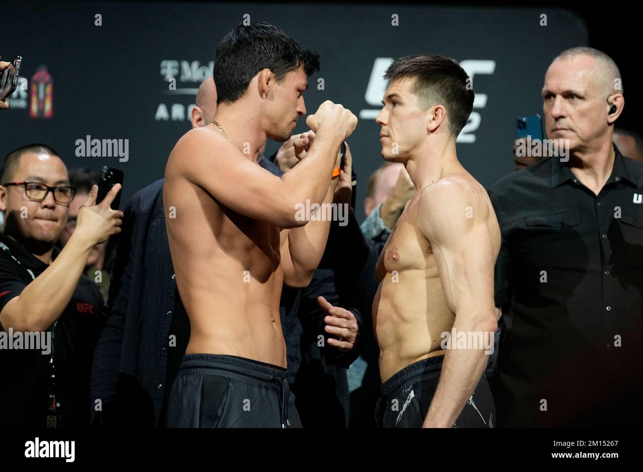 Las Vegas, USA. 09.. Dezember 2022. LAS VEGAS, NV - Dezember 9: Billy Quarantillo (M) und Alexander Hernandez (R) im Angesicht nach den zeremoniellen Wiegeversuchen in der MGM Grand Garden Arena für UFC 282 - Blachowicz vs Ankalaev : Zeremonielle Wiegeversuche am 9. Dezember 2022 in Las Vegas, NV, USA. (Foto: Louis Grasse/PxImages) Kredit: Px Images/Alamy Live News Stockfoto