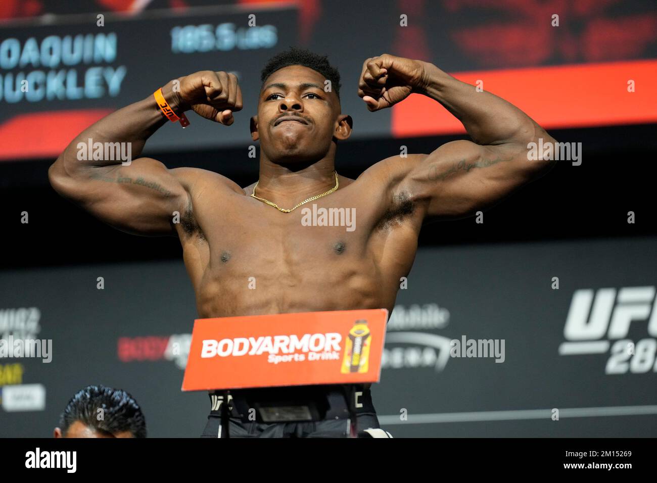 Las Vegas, USA. 09.. Dezember 2022. LAS VEGAS, NV - 9. Dezember: Joaquin Buckley betritt die Waage für das zeremonielle Wiegen in der MGM Grand Garden Arena für UFC 282 - Blachowicz vs. Ankalaev: Zeremonielle Wiegeversuche am 9. Dezember 2022 in Las Vegas, NV, USA. (Foto: Louis Grasse/PxImages) Kredit: Px Images/Alamy Live News Stockfoto