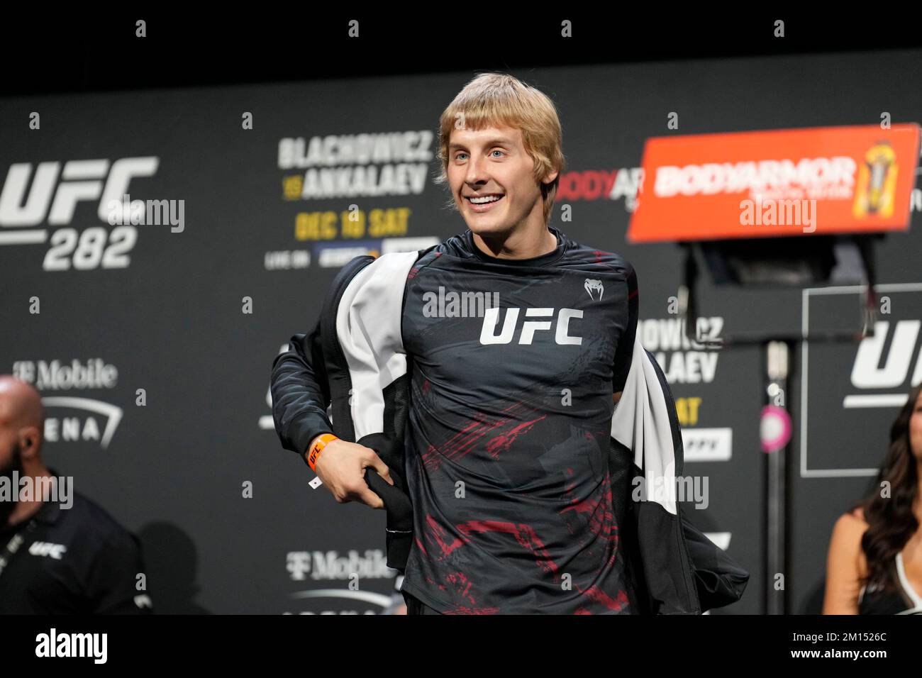 Las Vegas, USA. 09.. Dezember 2022. LAS VEGAS, NV - Dezember 9: Paddy Pimblett setzt sich auf die Waage für das zeremonielle Wiegen in der MGM Grand Garden Arena für UFC 282 - Blachowicz vs Ankalaev : Zeremonielle Wiegen am 9. Dezember 2022 in Las Vegas, NV, USA. (Foto: Louis Grasse/PxImages) Kredit: Px Images/Alamy Live News Stockfoto