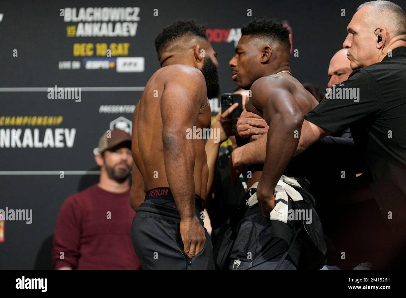 Las Vegas, USA. 09.. Dezember 2022. LAS VEGAS, NV - Dezember 9: Chris Curtis (L) und Joaquin Buckley (R): Angesicht nach den zeremoniellen Wiegeversuchen in der MGM Grand Garden Arena für UFC 282 - Blachowicz gegen Ankalaev: Zeremonielle Wiegeversuche am 9. Dezember 2022 in Las Vegas, NV, USA. (Foto: Louis Grasse/PxImages) Kredit: Px Images/Alamy Live News Stockfoto