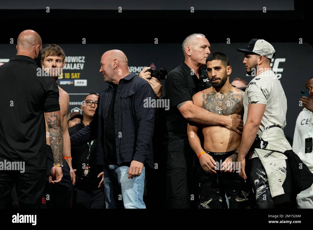 Las Vegas, USA. 09.. Dezember 2022. LAS VEGAS, NV - Dezember 9: Bryce Mitchell (L) und Ilia Topuria (R): Angesicht nach den zeremoniellen Wiegeversuchen in der MGM Grand Garden Arena für UFC 282 - Blachowicz vs Ankalaev: Zeremonielle Wiegeversuche am 9. Dezember 2022 in Las Vegas, NV, USA. (Foto: Louis Grasse/PxImages) Kredit: Px Images/Alamy Live News Stockfoto