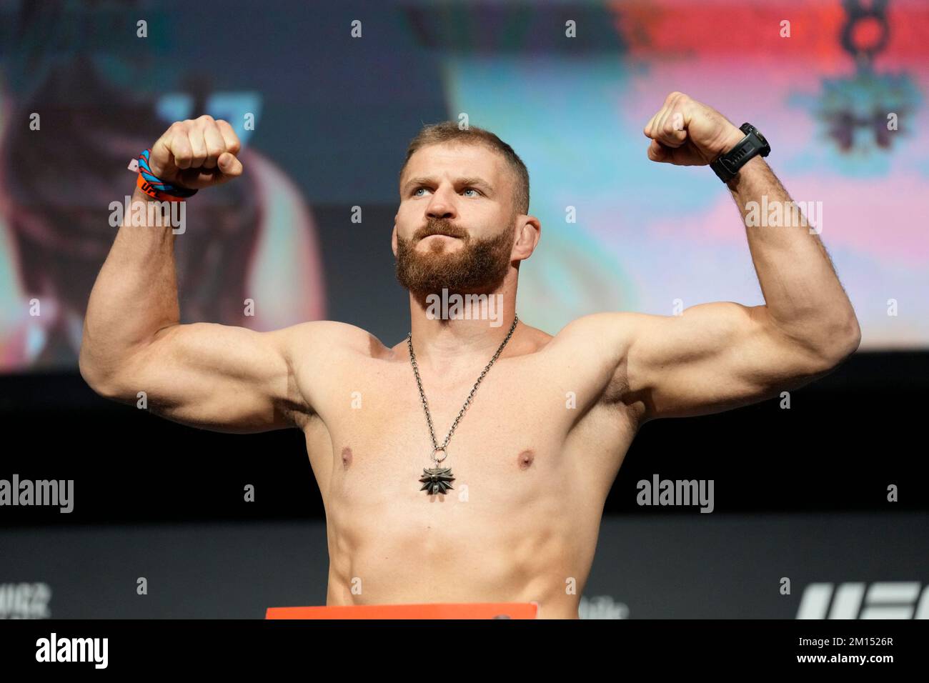 Las Vegas, USA. 09.. Dezember 2022. LAS VEGAS, NV - Dezember 9: Jan Blachowicz tritt auf die Waage für das zeremonielle Wiegen in der MGM Grand Garden Arena für UFC 282 - Blachowicz vs Ankalaev : Zeremonielle Wiegen am 9. Dezember 2022 in Las Vegas, NV, USA. (Foto: Louis Grasse/PxImages) Kredit: Px Images/Alamy Live News Stockfoto
