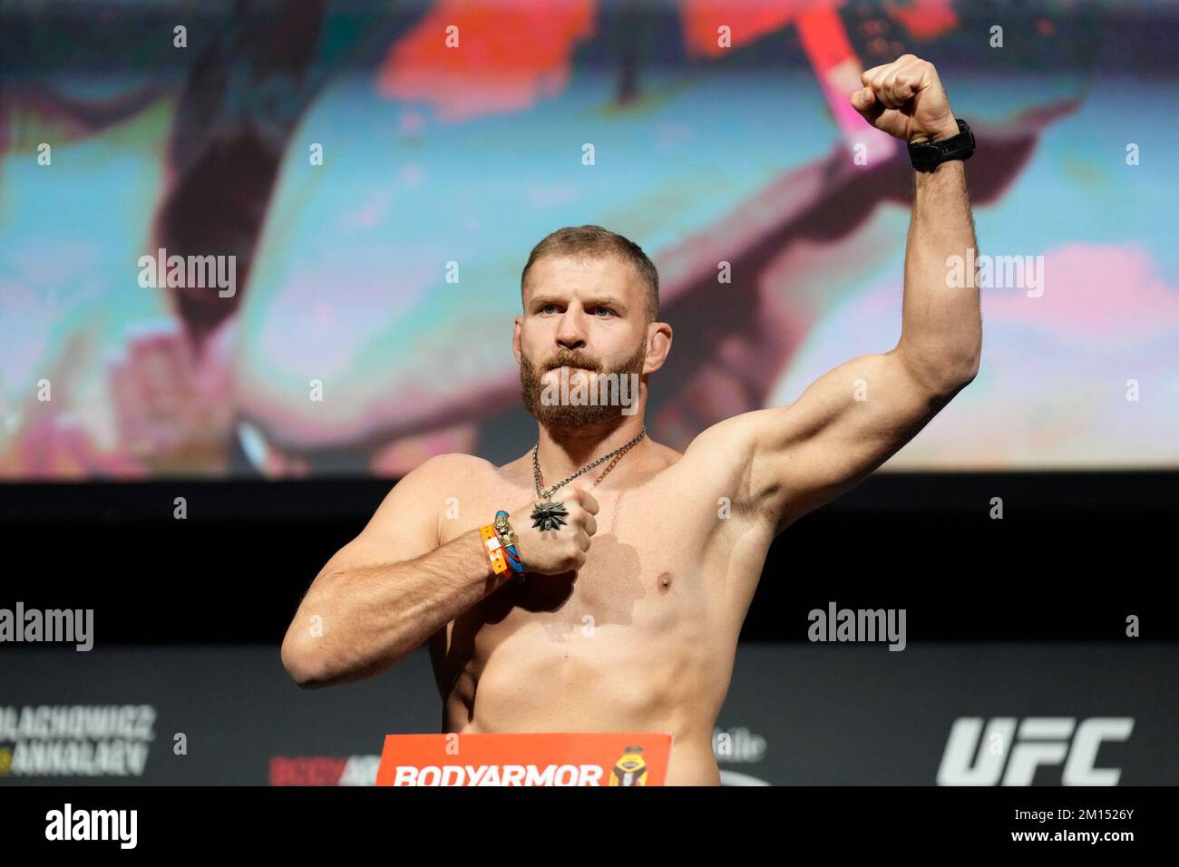 Las Vegas, USA. 09.. Dezember 2022. LAS VEGAS, NV - Dezember 9: Jan Blachowicz tritt auf die Waage für das zeremonielle Wiegen in der MGM Grand Garden Arena für UFC 282 - Blachowicz vs Ankalaev : Zeremonielle Wiegen am 9. Dezember 2022 in Las Vegas, NV, USA. (Foto: Louis Grasse/PxImages) Kredit: Px Images/Alamy Live News Stockfoto