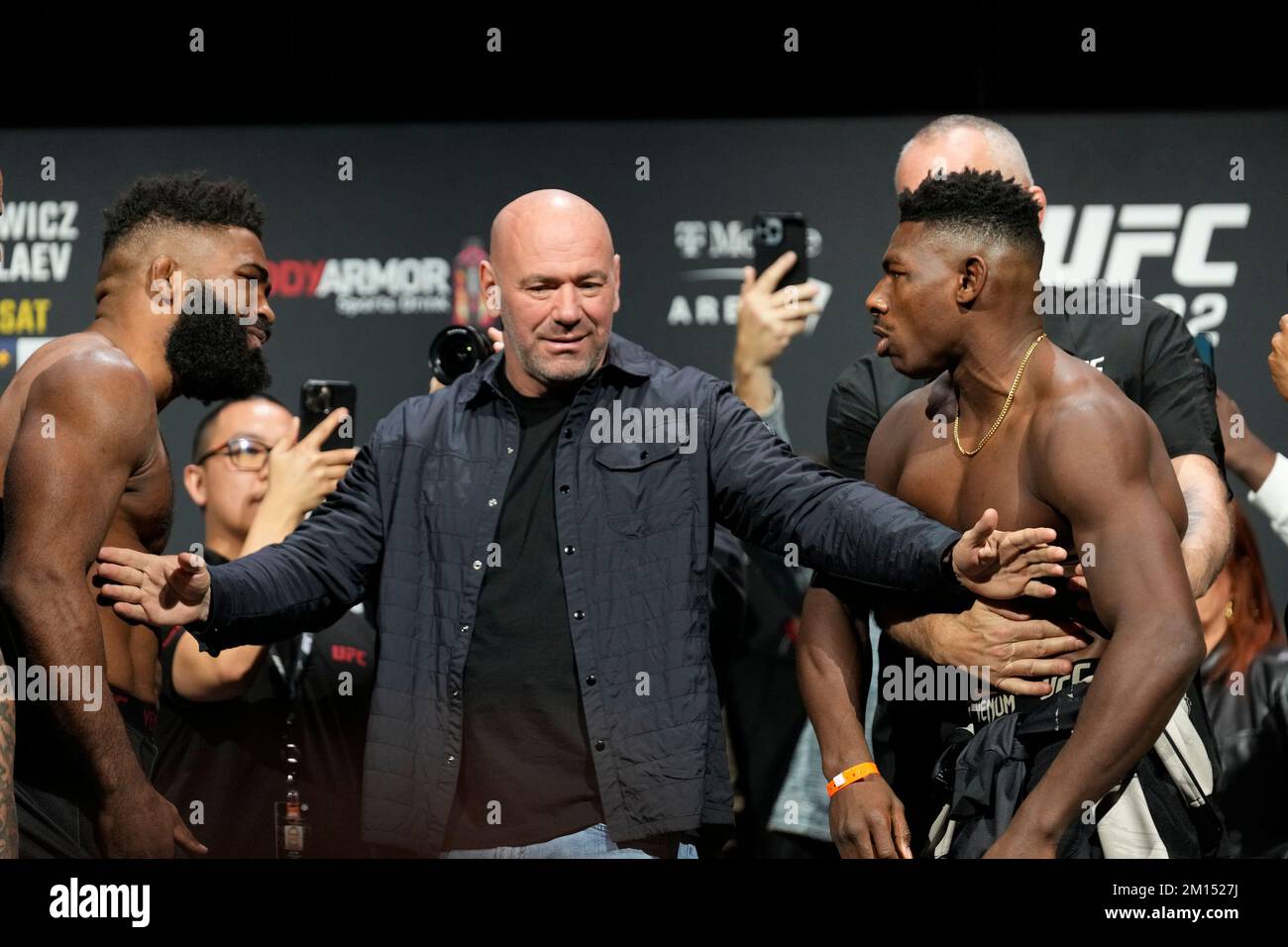 Las Vegas, USA. 09.. Dezember 2022. LAS VEGAS, NV - Dezember 9: Chris Curtis (L) und Joaquin Buckley (R): Angesicht nach den zeremoniellen Wiegeversuchen in der MGM Grand Garden Arena für UFC 282 - Blachowicz gegen Ankalaev: Zeremonielle Wiegeversuche am 9. Dezember 2022 in Las Vegas, NV, USA. (Foto: Louis Grasse/PxImages) Kredit: Px Images/Alamy Live News Stockfoto
