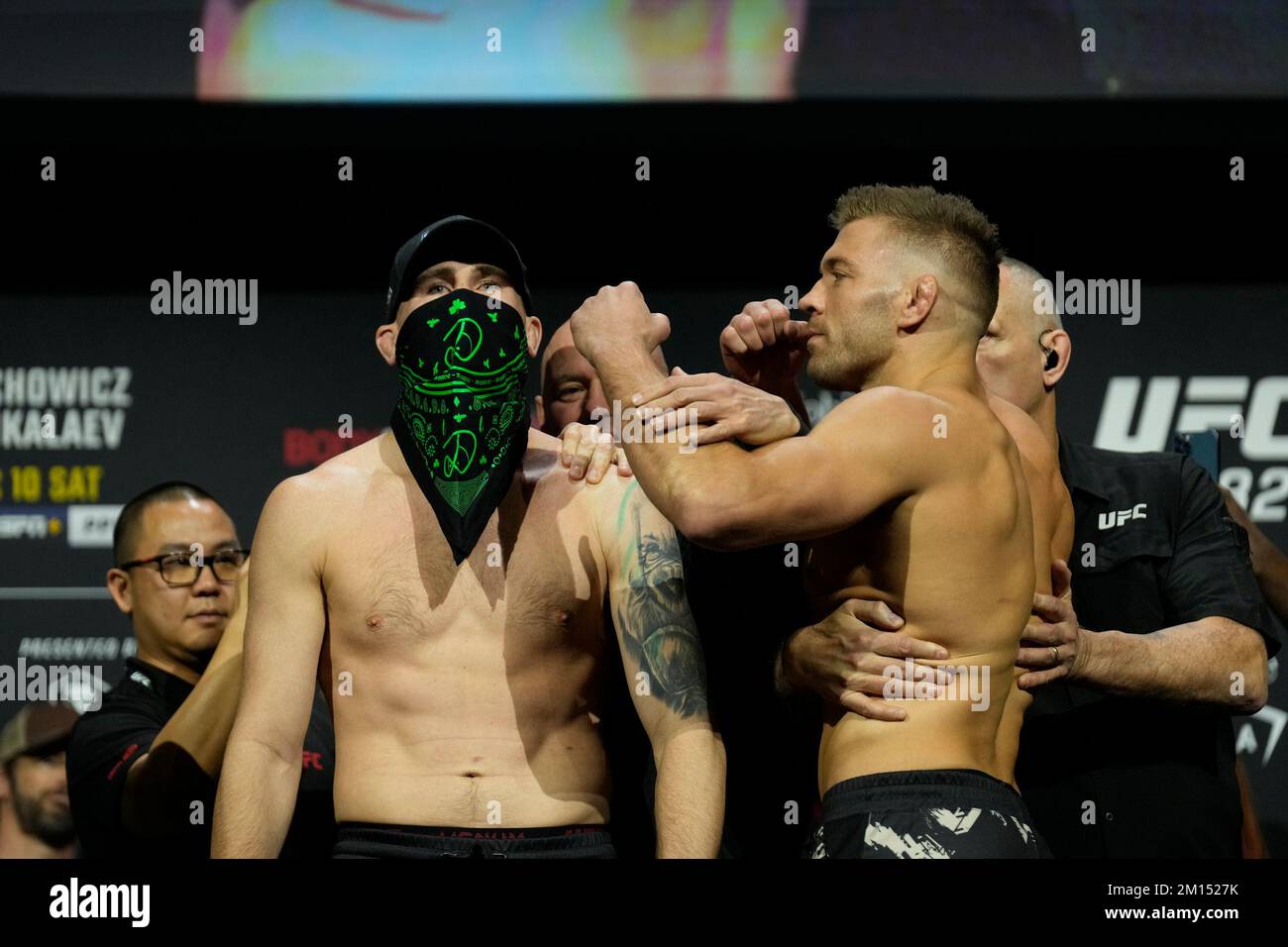 Las Vegas, USA. 09.. Dezember 2022. LAS VEGAS, NV - Dezember 9: Darren Till (L) und Dricus Du Plessis (R): Angesicht nach den zeremoniellen Wiegeversuchen in der MGM Grand Garden Arena für UFC 282 - Blachowicz vs Ankalaev: Zeremonielle Wiegeversuche am 9. Dezember 2022 in Las Vegas, NV, USA. (Foto: Louis Grasse/PxImages) Kredit: Px Images/Alamy Live News Stockfoto