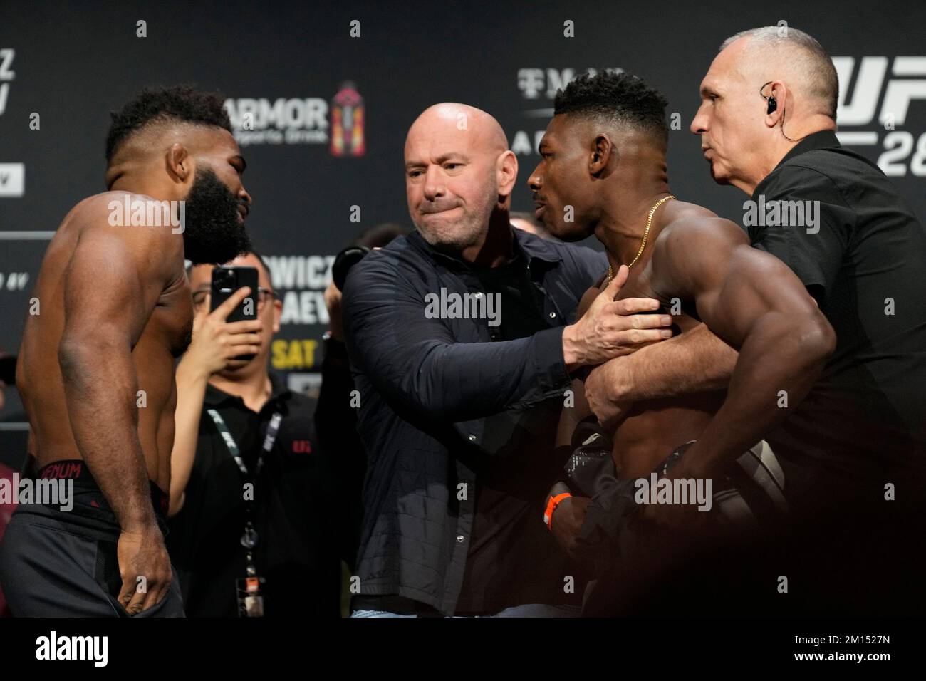 Las Vegas, USA. 09.. Dezember 2022. LAS VEGAS, NV - Dezember 9: Chris Curtis (L) und Joaquin Buckley (R): Angesicht nach den zeremoniellen Wiegeversuchen in der MGM Grand Garden Arena für UFC 282 - Blachowicz gegen Ankalaev: Zeremonielle Wiegeversuche am 9. Dezember 2022 in Las Vegas, NV, USA. (Foto: Louis Grasse/PxImages) Kredit: Px Images/Alamy Live News Stockfoto