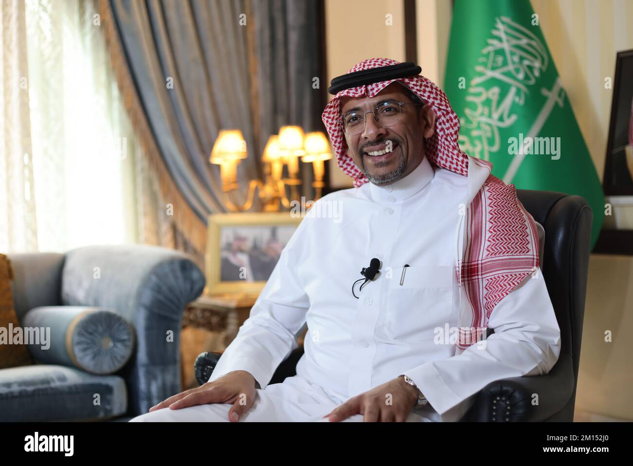 Riad, Saudi-Arabien. 7.. Dezember 2022. Saudi-arabischer Minister für Industrie und mineralische Ressourcen Bandar Alkhorayef spricht am 7. Dezember 2022 in Riad, Saudi-Arabien, in einem Interview mit Xinhua. „Interview: Belt and Road Initiative to Boost Saudi Arabia's Economic, Social Development“, sagt Saudi-arabischer Minister, Credit: Wang Haizhou/Xinhua/Alamy Live News Stockfoto