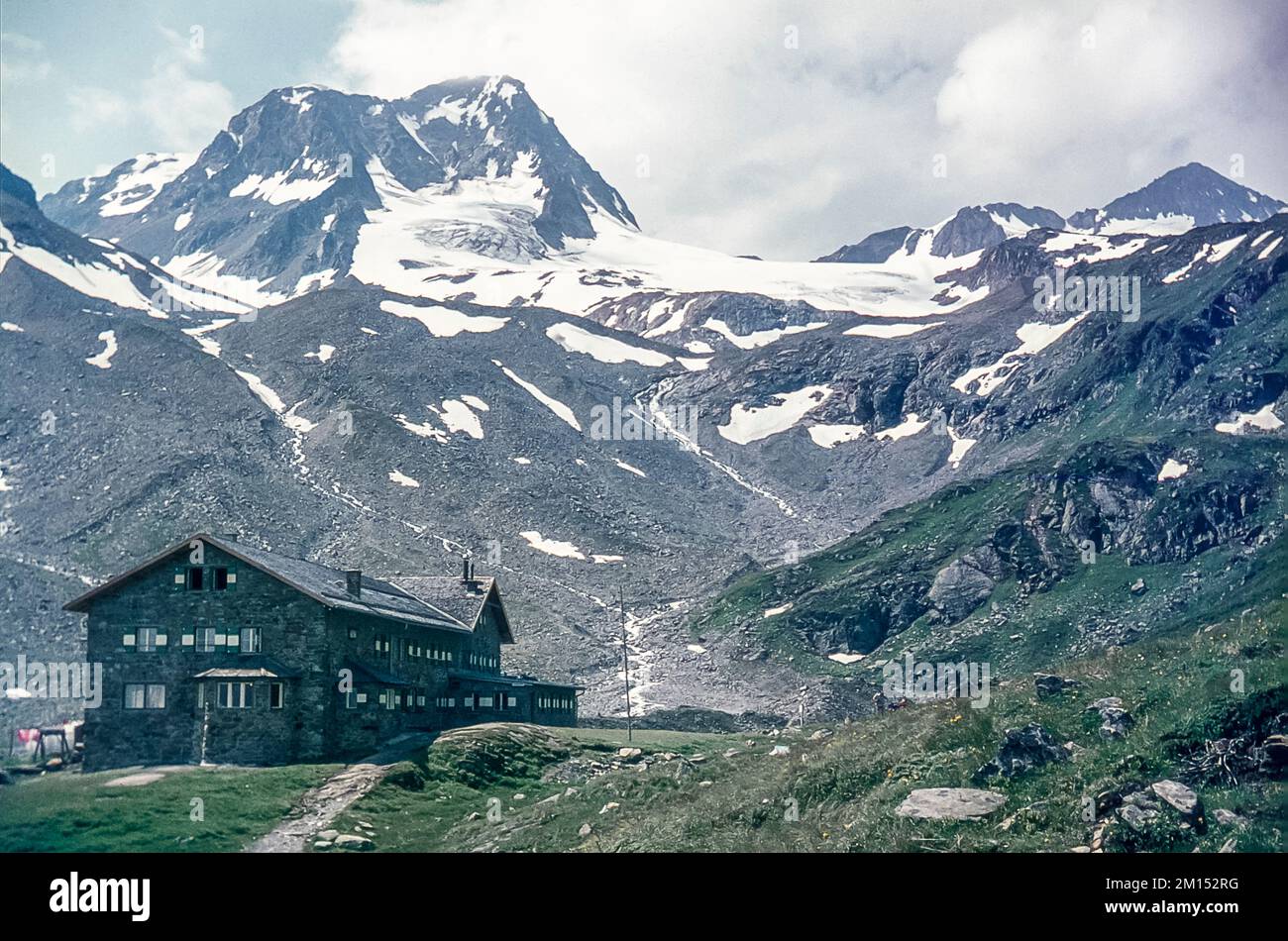 Das Bild zeigt den Dresdner Hut Bergschutzgebiet des Dresdner Clubs DAV in den Stubai-Alpen des österreichischen Tirols, wie es 1968 war und in Richtung des Gebirges Schaufel Spitze blickte, bevor sich das Gebiet und der Berg zu einem Winter- und Sommerski-Gebiet entwickelte. Stockfoto