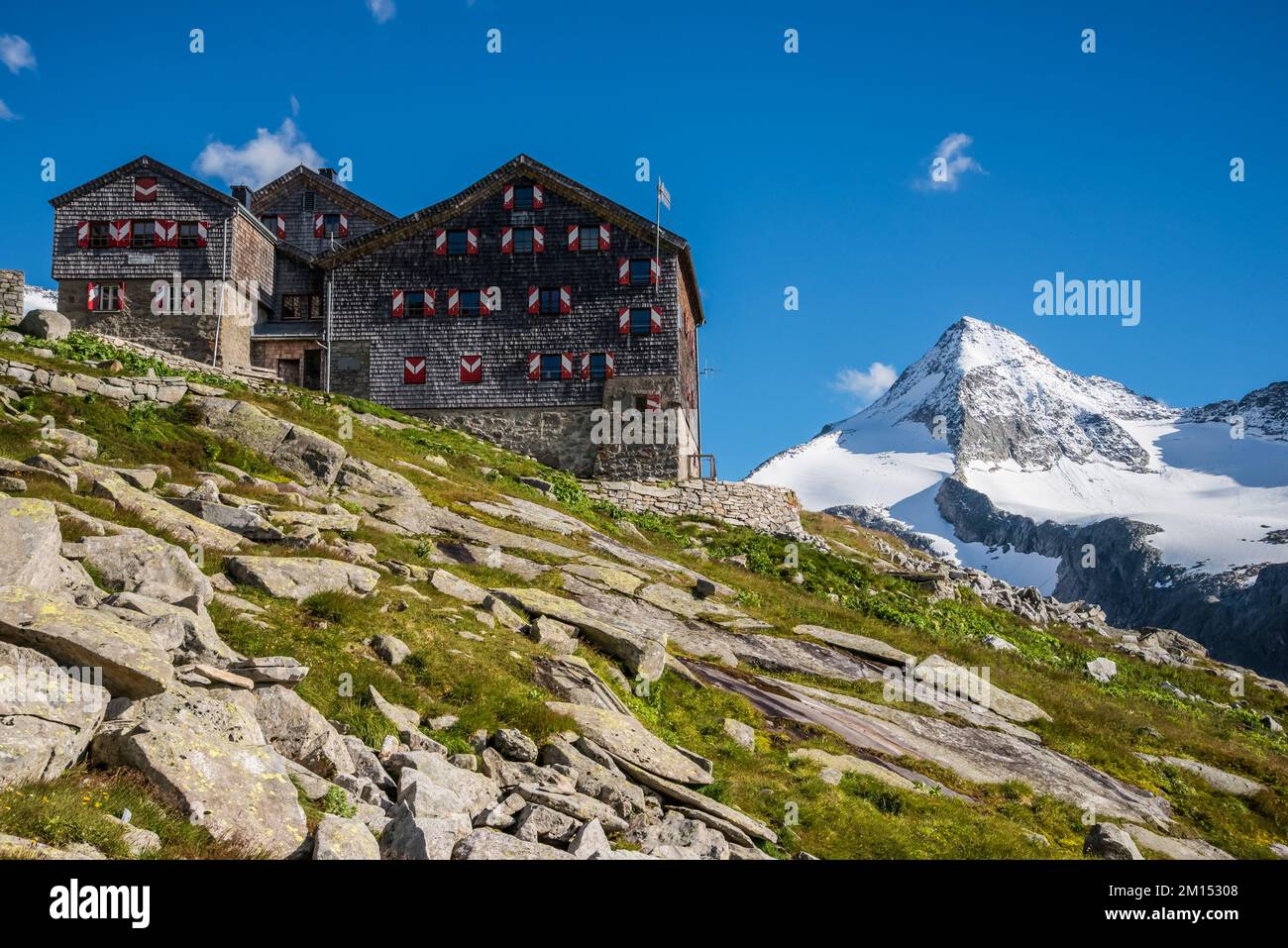 Das Bild zeigt die österreichische Alpenklub OeAV Sektion Salzburg besitzt Kursinger Hut, benannt nach einem lokalen Politiker, der beim ersten Aufstieg des Großen Venediger in der Venediger Gruppe des Berges, bekannt als Alpenvenediger, maßgeblich beteiligt war. Stockfoto