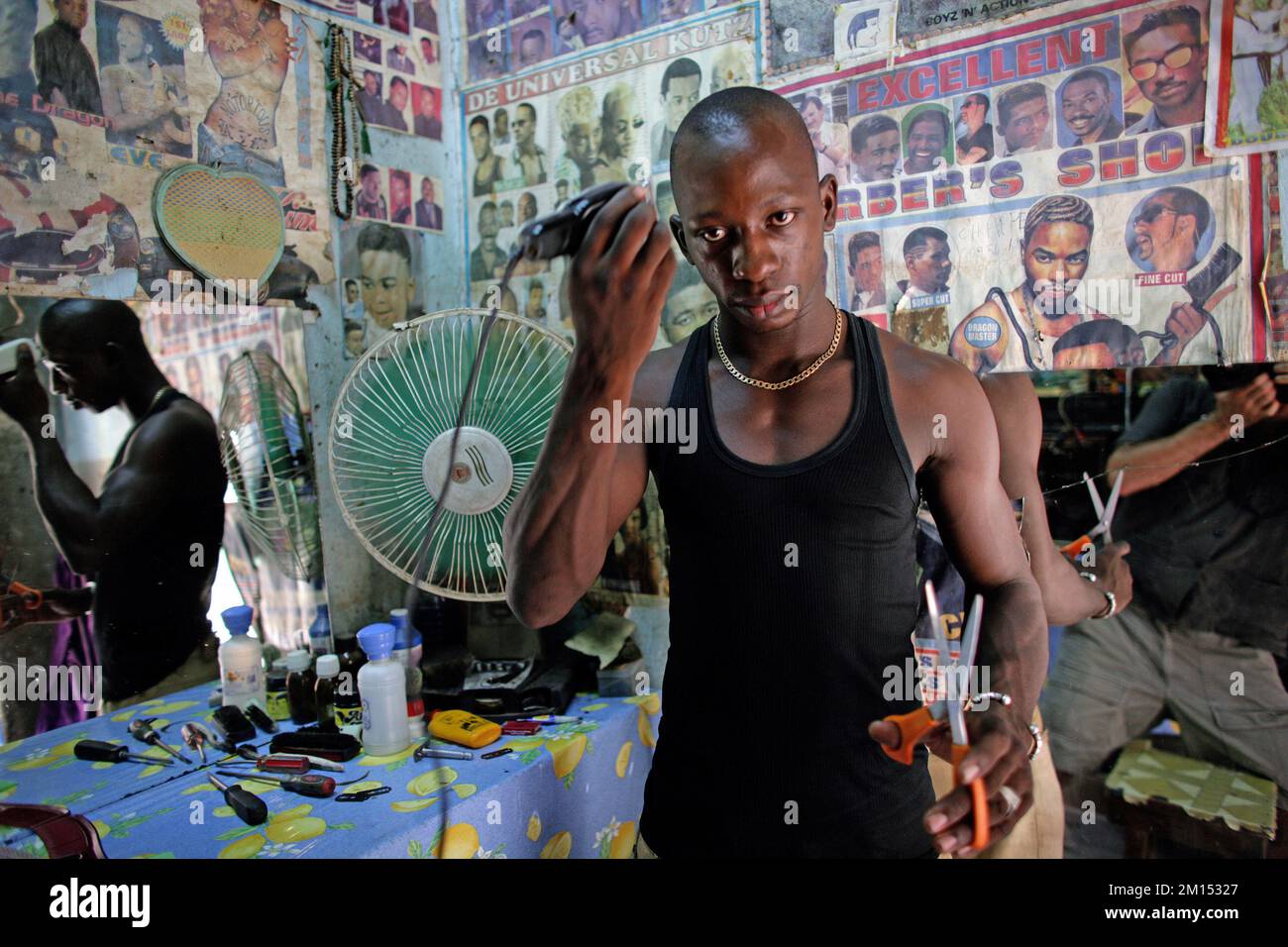 Friseur mit Haarschneider in seinem Friseursalon in Bamako , Mali , Westafrika . Stockfoto