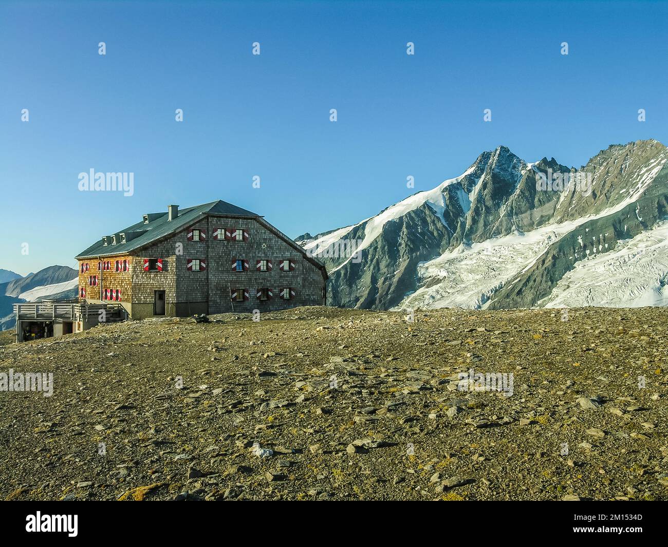 Das Bild zeigt die OeAV-Sektion des Österreichischen Alpenclubs Oberwalder Hut in der Gross Glockner Gruppe der Berge, mit der Gross Glockner im Hintergrund eine der Hütten auf der mehrtägigen Wanderung der Glockner Runde Tour. Stockfoto