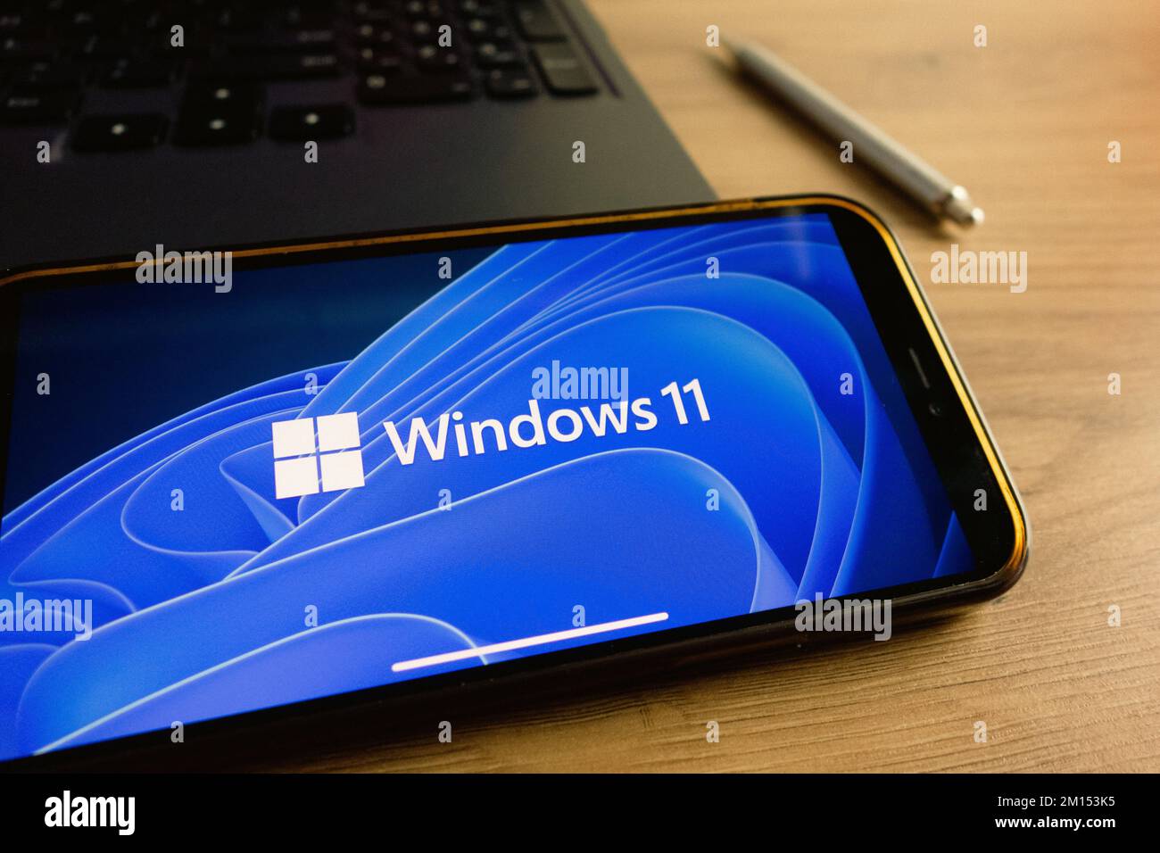 KONSKIE, POLEN - 17. September 2022: Windows 11-Logo wird auf dem Smartphone-Bildschirm im Büro angezeigt. Windows 11 ist die neueste Hauptversion von Microsof Stockfoto
