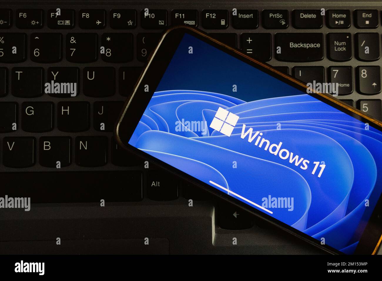 KONSKIE, POLEN - 17. September 2022: Windows 11-Logo wird auf dem Smartphone-Bildschirm im Büro angezeigt. Windows 11 ist die neueste Hauptversion von Microsof Stockfoto