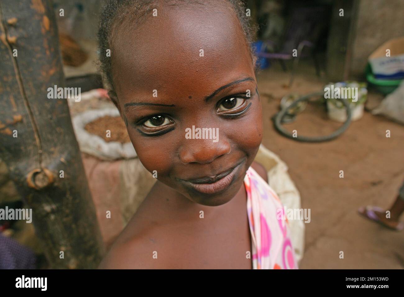 Nahaufnahme eines jungen Mädchens mit schönem Gesicht und Kajal-Futter. Stockfoto