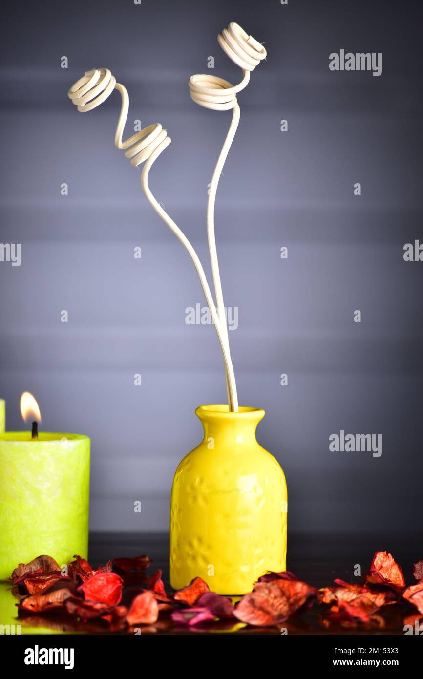 Lufterfrischer mit Kerze auf dem Tisch im Zimmer Stockfoto