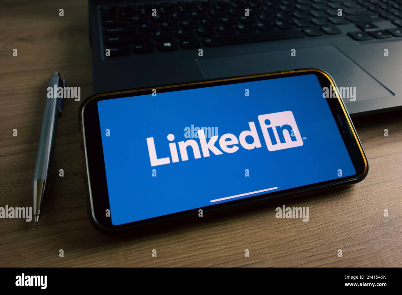 KONSKIE, POLEN - 17. September 2022: LinkedIn-Logo wird auf dem Smartphone-Bildschirm im Büro angezeigt. LinkedIn ist ein Geschäfts- und beschäftigungsorientierter Onlin Stockfoto