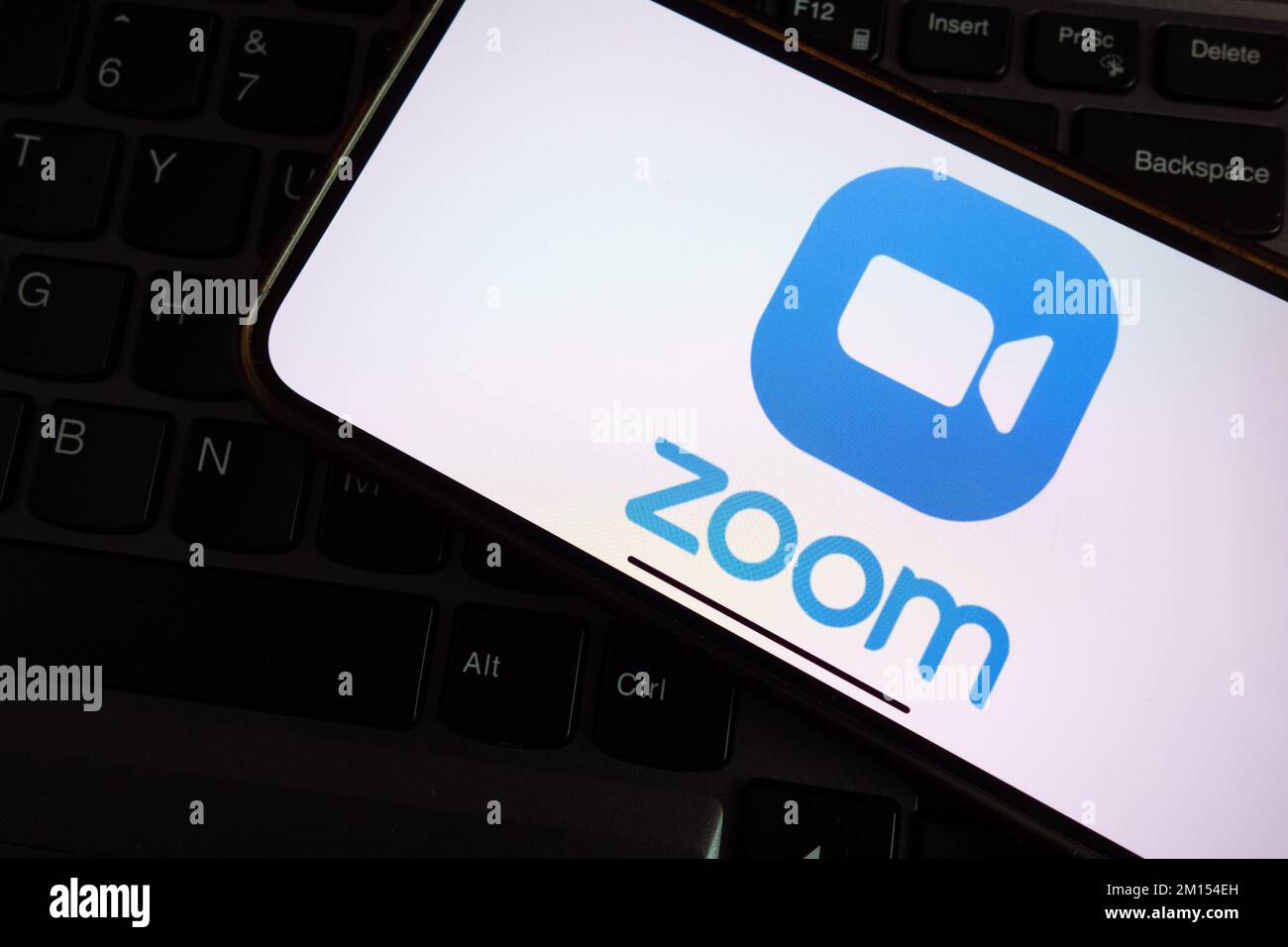 KONSKIE, POLEN - 17. September 2022: Zoom-Logo auf Smartphone-Bildschirm im Büro. Zoom Video Communications, Inc. Ist eine amerikanische Kommuniqué Stockfoto