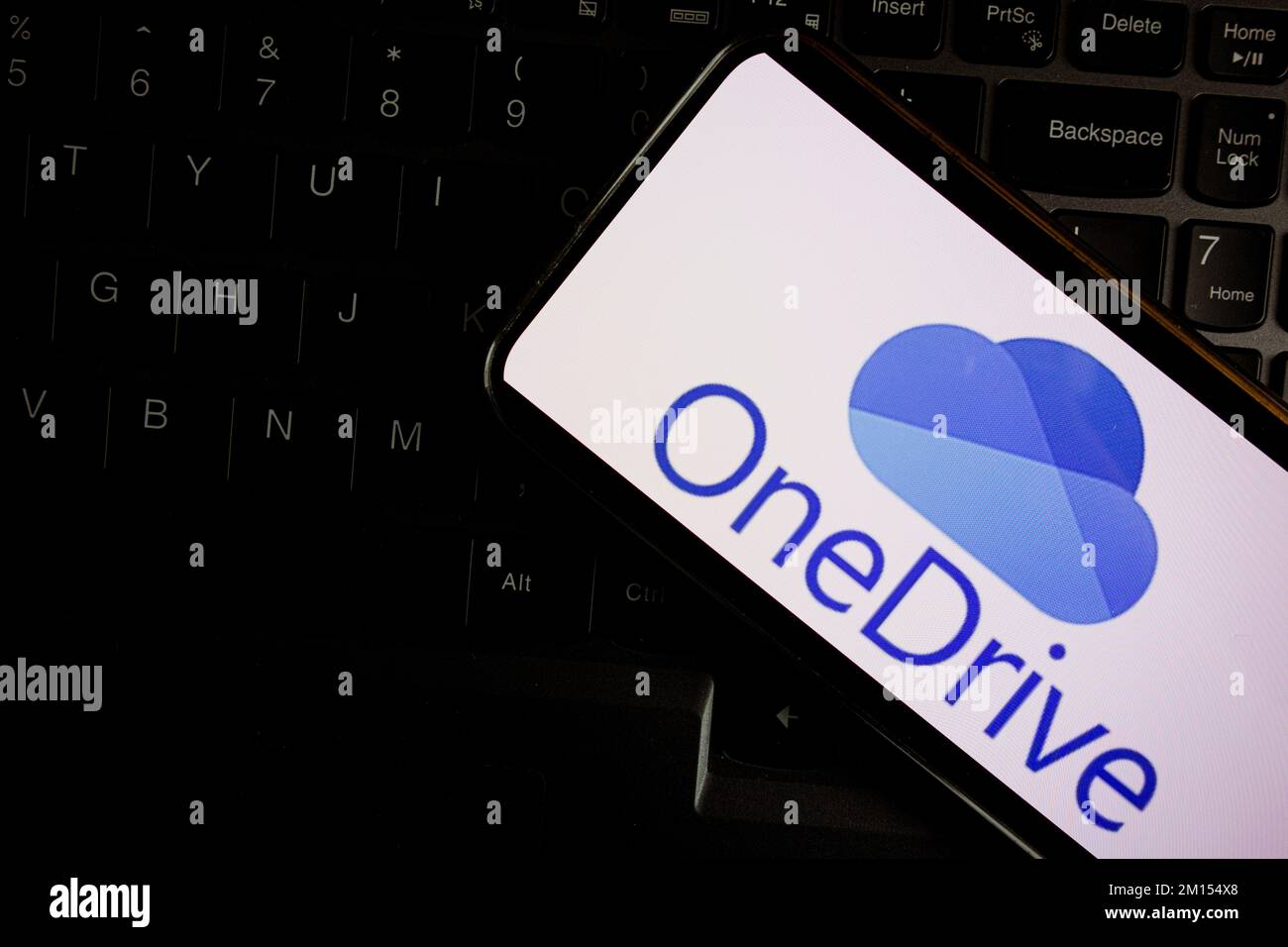 KONSKIE, POLEN - 17. September 2022: Das Microsoft OneDrive-Logo wird auf dem Smartphone-Bildschirm im Büro angezeigt. Microsoft OneDrive ist eine Datei, die Server hostet Stockfoto