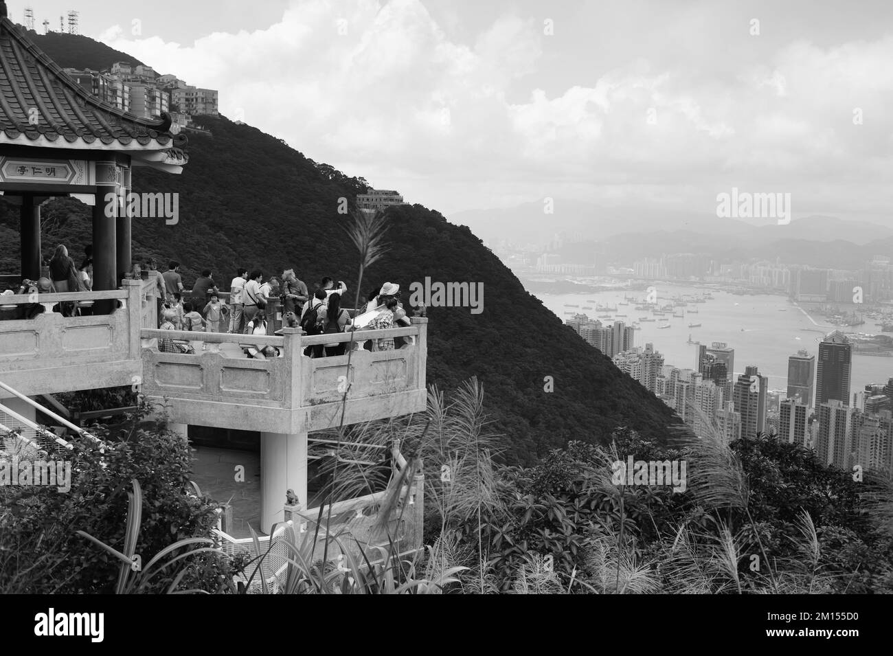 HONGKONG - 25. MAI: Blick vom Victoria Peak am 25. Mai 2012 in Hongkong, China. Hongkong, auch bekannt unter den Initialen H.K., befindet sich auf CH Stockfoto