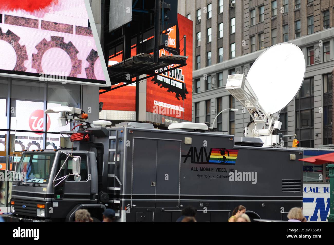NEW-YORK - SEPTEMBER 26: Mobilfernsehsender in der Nähe des Times Square am 26. September 2011 in New York, USA. Mobiler Fernsehsender, Wiedergabe Stockfoto