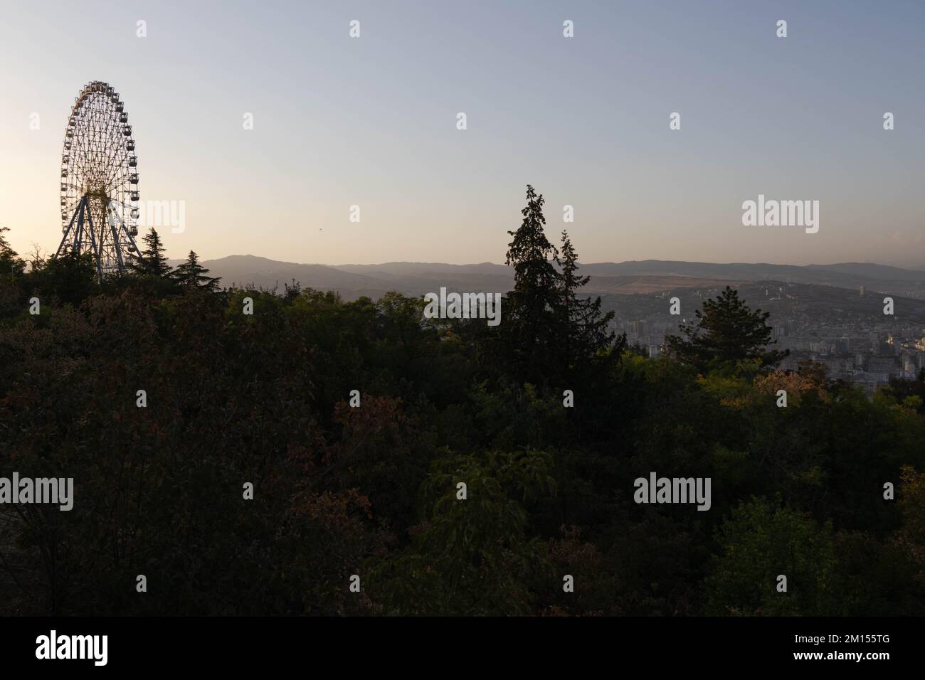 Blick auf das Riesenrad im Mtatsminda Park, Tiflis, Georgia Stockfoto