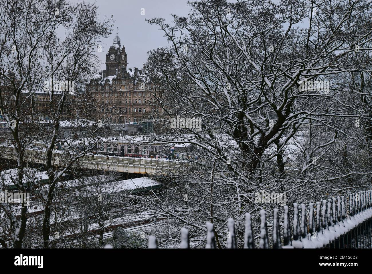 Edinburgh Scotland, Vereinigtes Königreich, 10. Dezember 2022. WETTER:GB. Schnee in Edinburgh. Balmoral Hotel. Live-Nachrichten von sst/alamy Stockfoto
