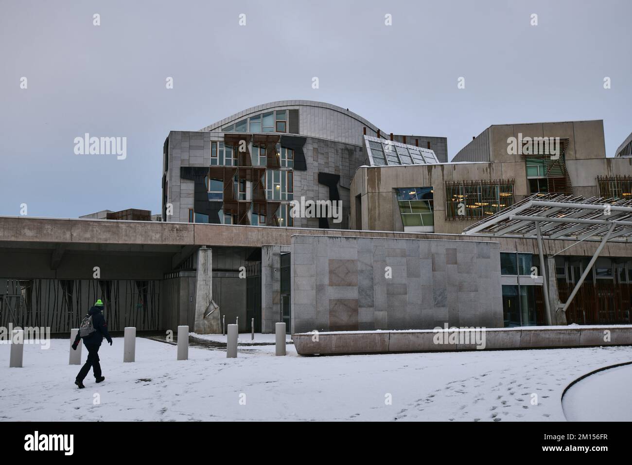 Edinburgh Scotland, Vereinigtes Königreich, 10. Dezember 2022. WETTER:GB. Schnee in Edinburgh. Das Schottische Parlament. Live-Nachrichten von sst/alamy Stockfoto