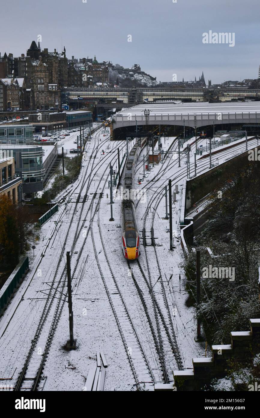 Edinburgh Scotland, Vereinigtes Königreich, 10. Dezember 2022. WETTER:GB. Schnee in Edinburgh. Bahnhof Waverley. Live-Nachrichten von sst/alamy Stockfoto