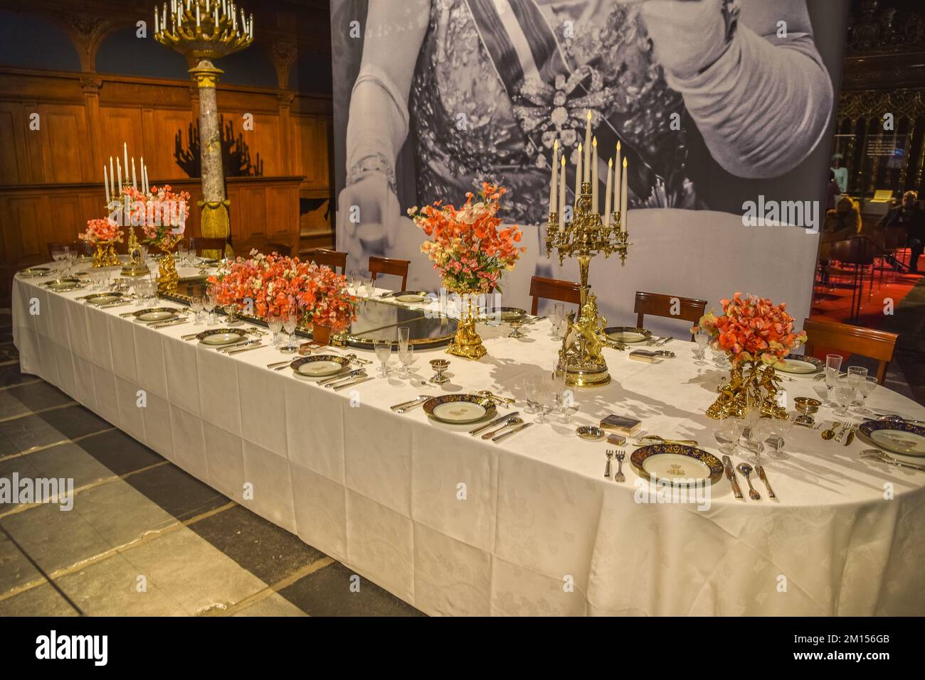 Amsterdam, Niederlande. Dezember 2022. Ein luxuriöser Tisch mit königlichem Geschirr. Hochwertiges Foto Stockfoto