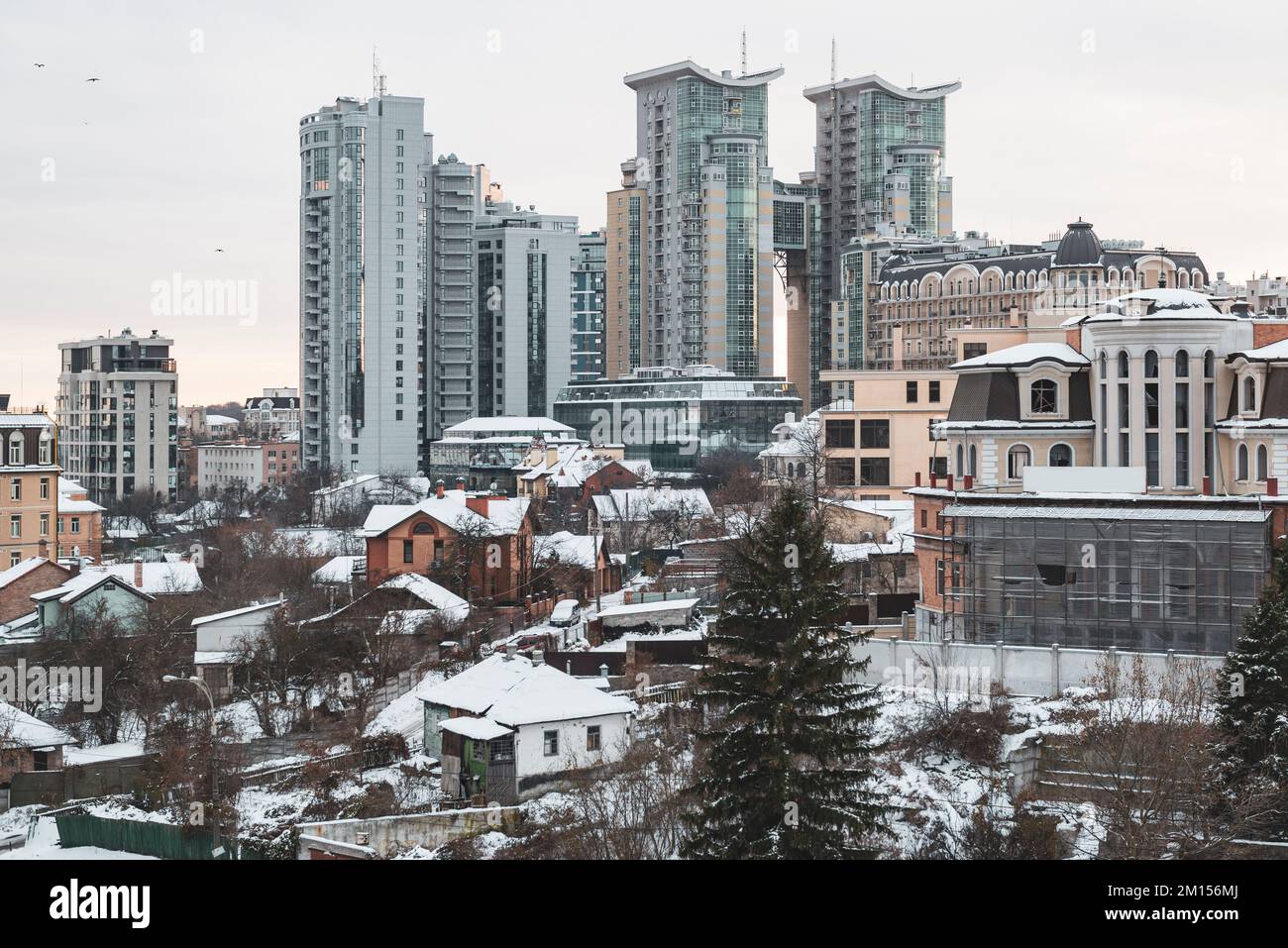 Winterpanorama Kiew. Blick auf die Stadt Kiew in der Ukraine mit modernen Hochhäusern und alten Privathäusern Stockfoto